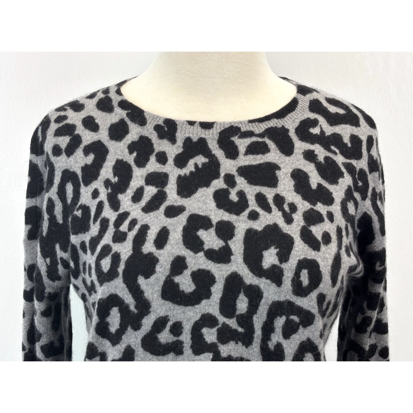 Saks Fifth Avenue Saks Fifth Avenue Cashmere Animal Print Sweater Women's Small Grey Black Pullover Size S / US 4 / IT 40 - 5 Thumbnail