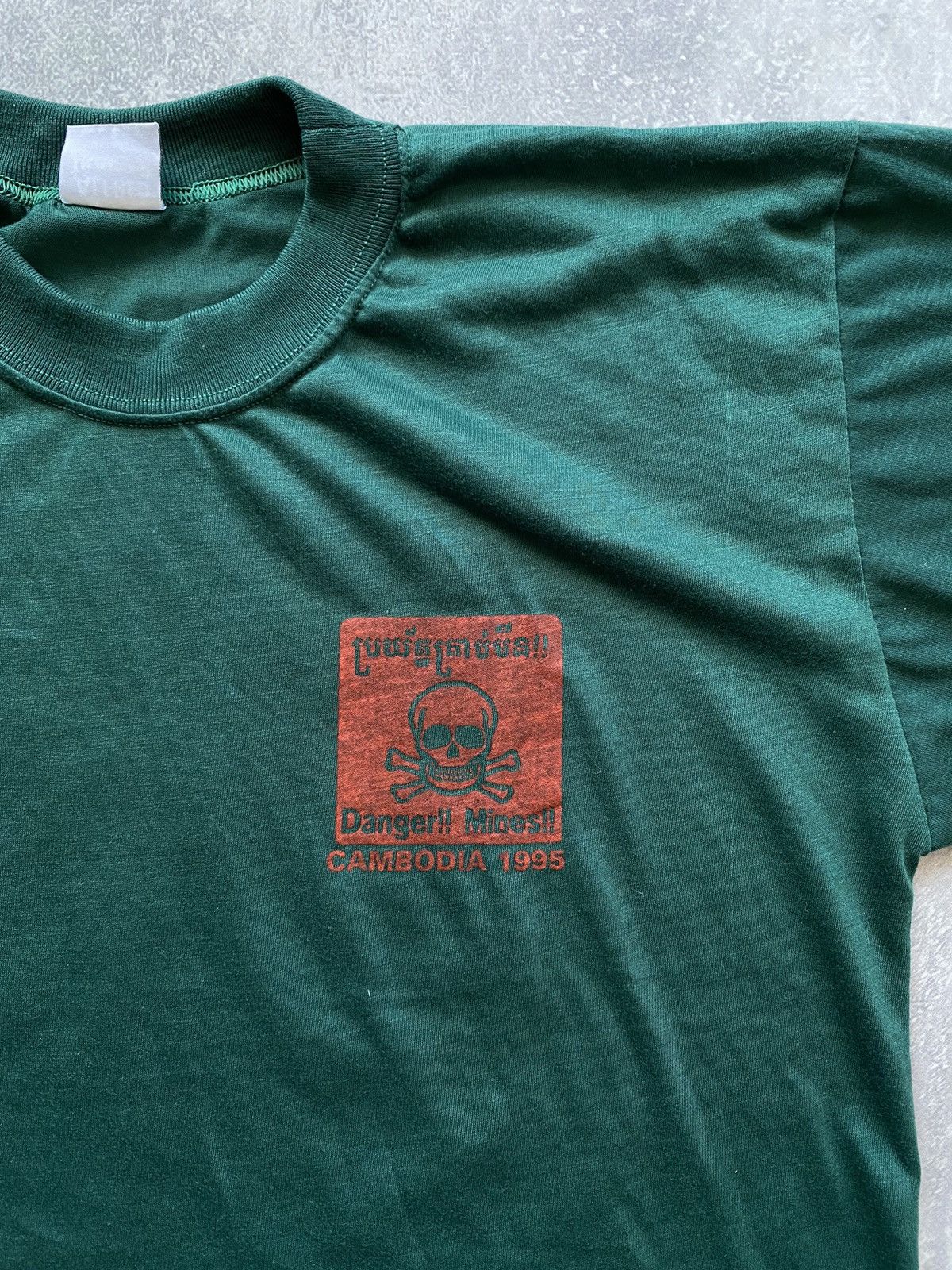 Vintage Vintage 1995 Cambodia Danger! Mines! Skull T-shirt Size US L / EU 52-54 / 3 - 4 Thumbnail