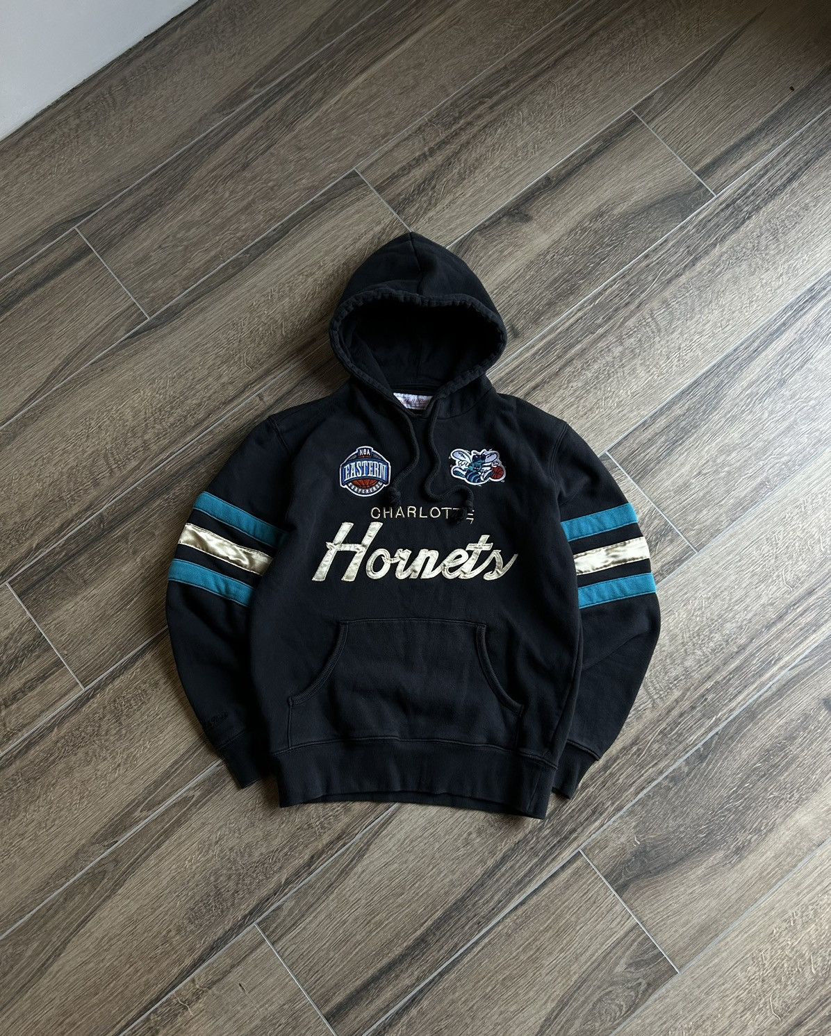 Mitchell & Ness × NBA × Vintage Vintage Charlotte Hornets 🐝 big logo hoodies y2k mens Size US S / EU 44-46 / 1 - 1 Thumbnail