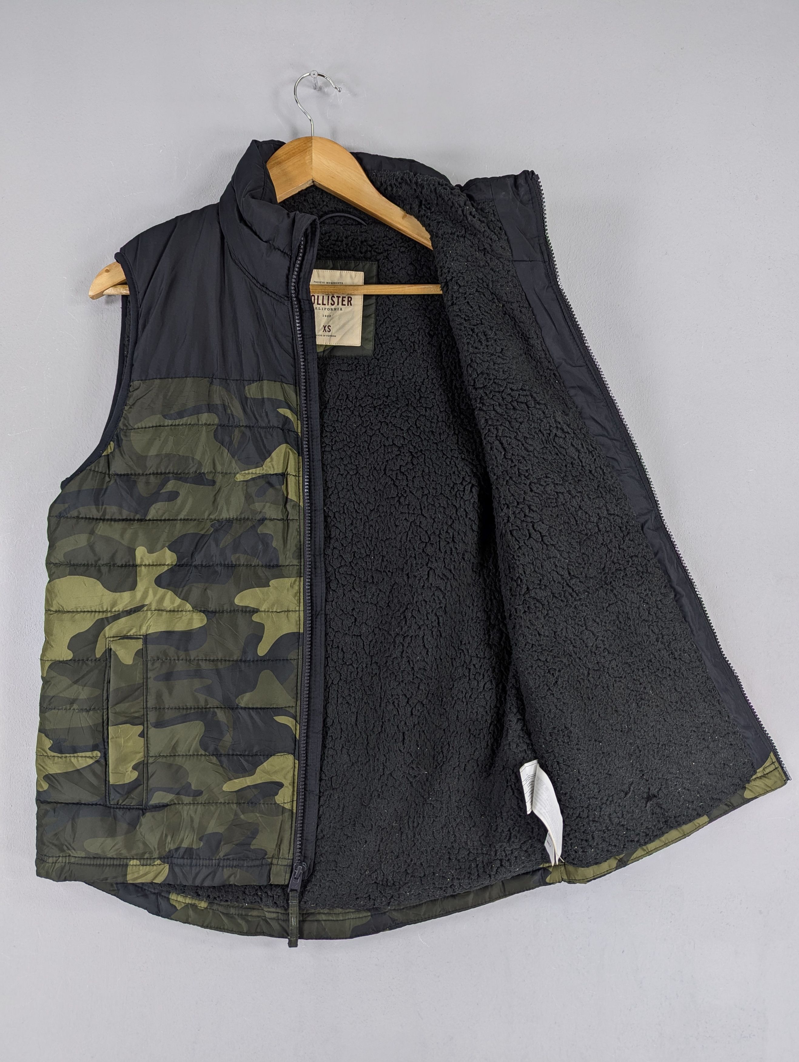 Hollister Hollister Camo Puffer Sherpa Lined Vest Jacket Size XS Size US XS / EU 42 / 0 - 7 Thumbnail