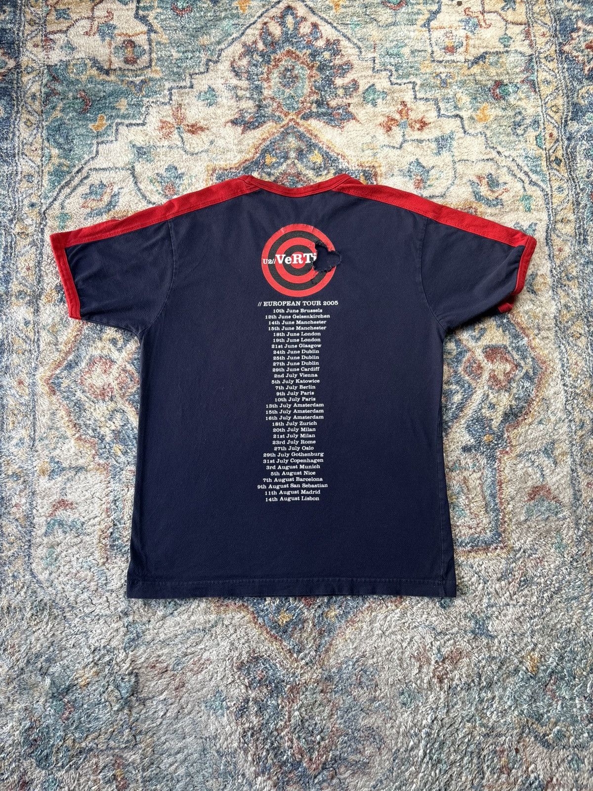 Band Tees Vintage U2 How To Dismantle An Atomic Bomb Band T-shirt Size US M / EU 48-50 / 2 - 2 Thumbnail