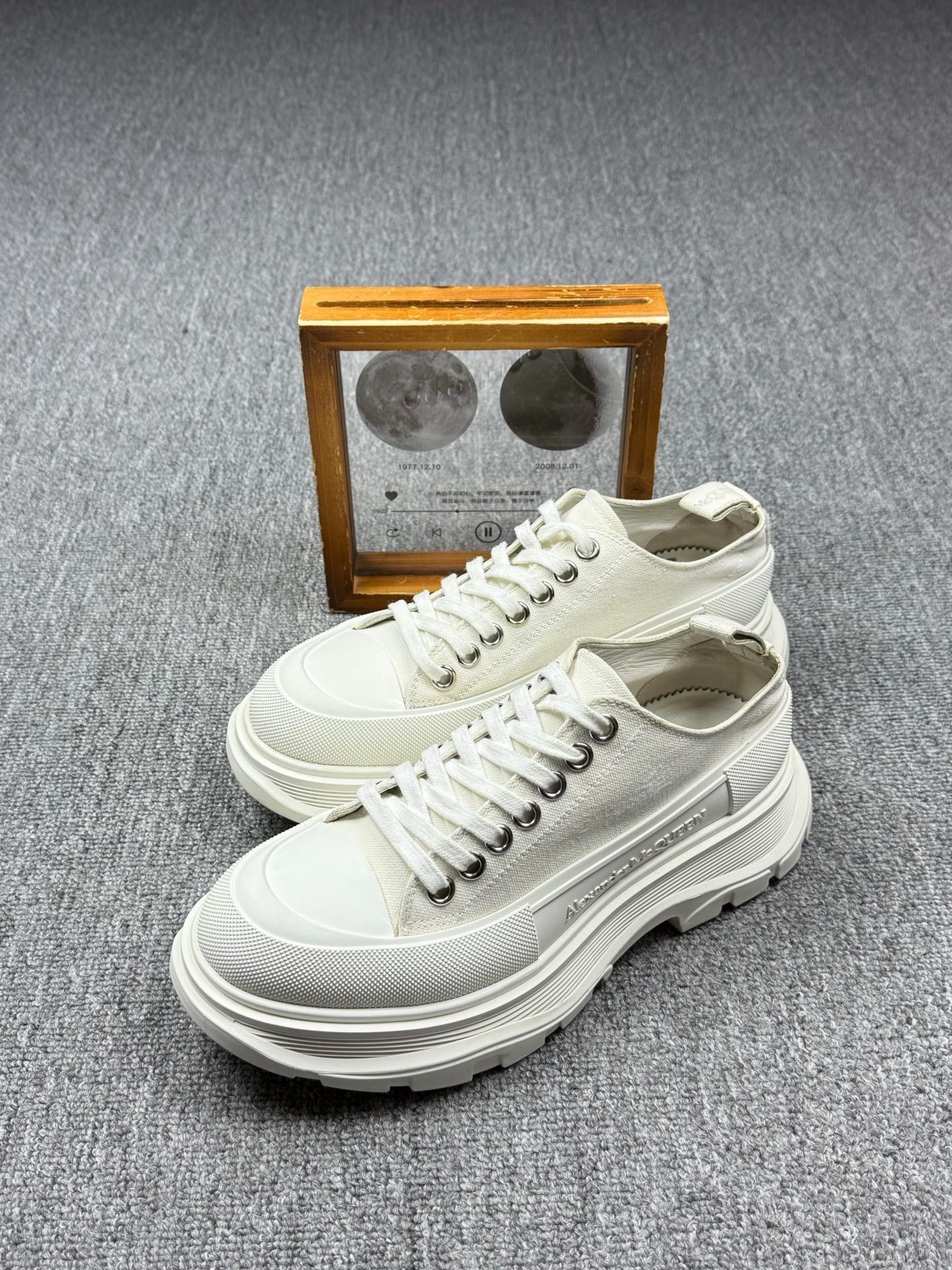 Alexander McQueen Alexander McQueen White Lowtop Sneakers 6 Men Size US 6 / EU 39 - 1 Thumbnail