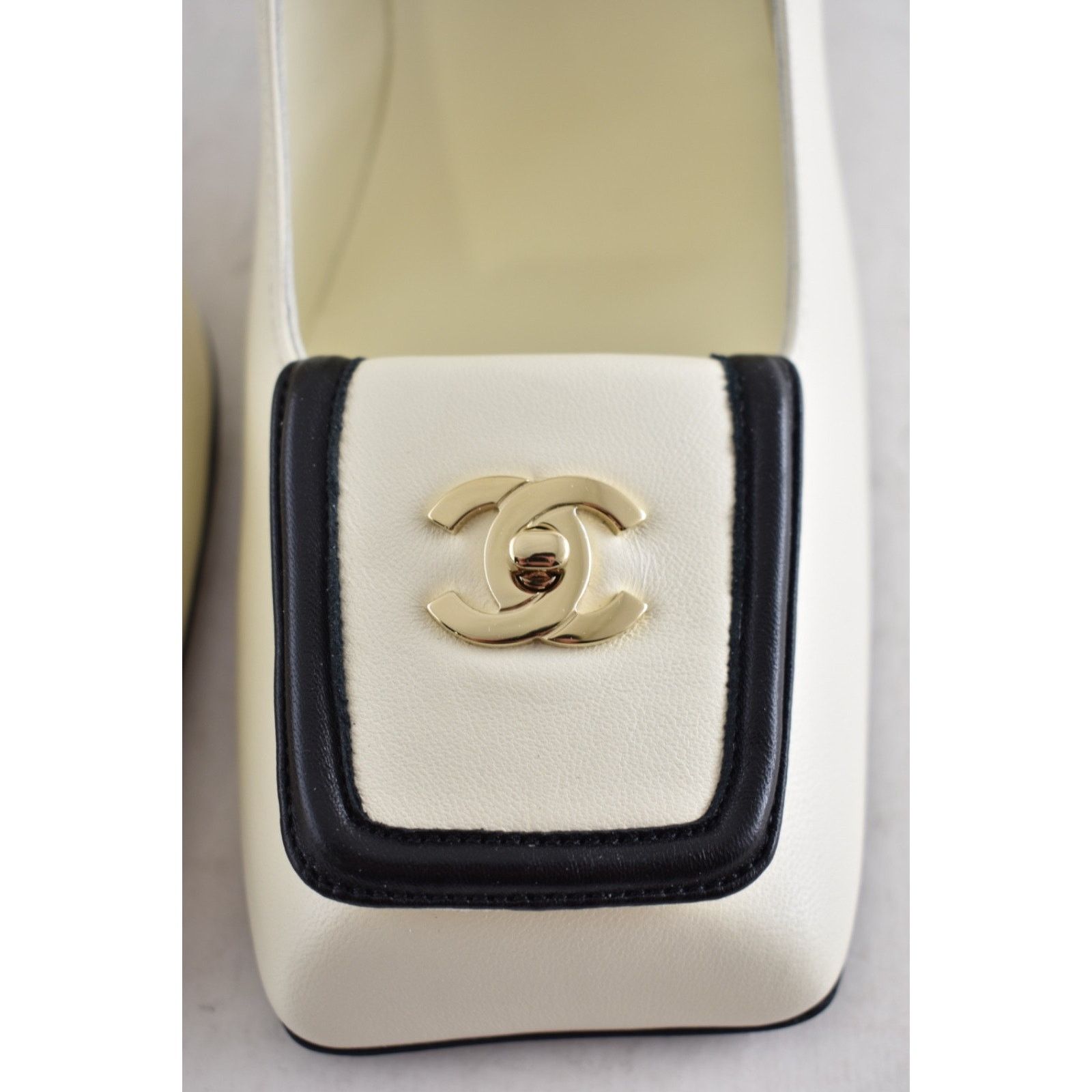 Chanel Chanel Ivory Black Square Turnlock Block Heel Pump 40.5 Size US 10.5 / IT 40.5 - 15 Thumbnail
