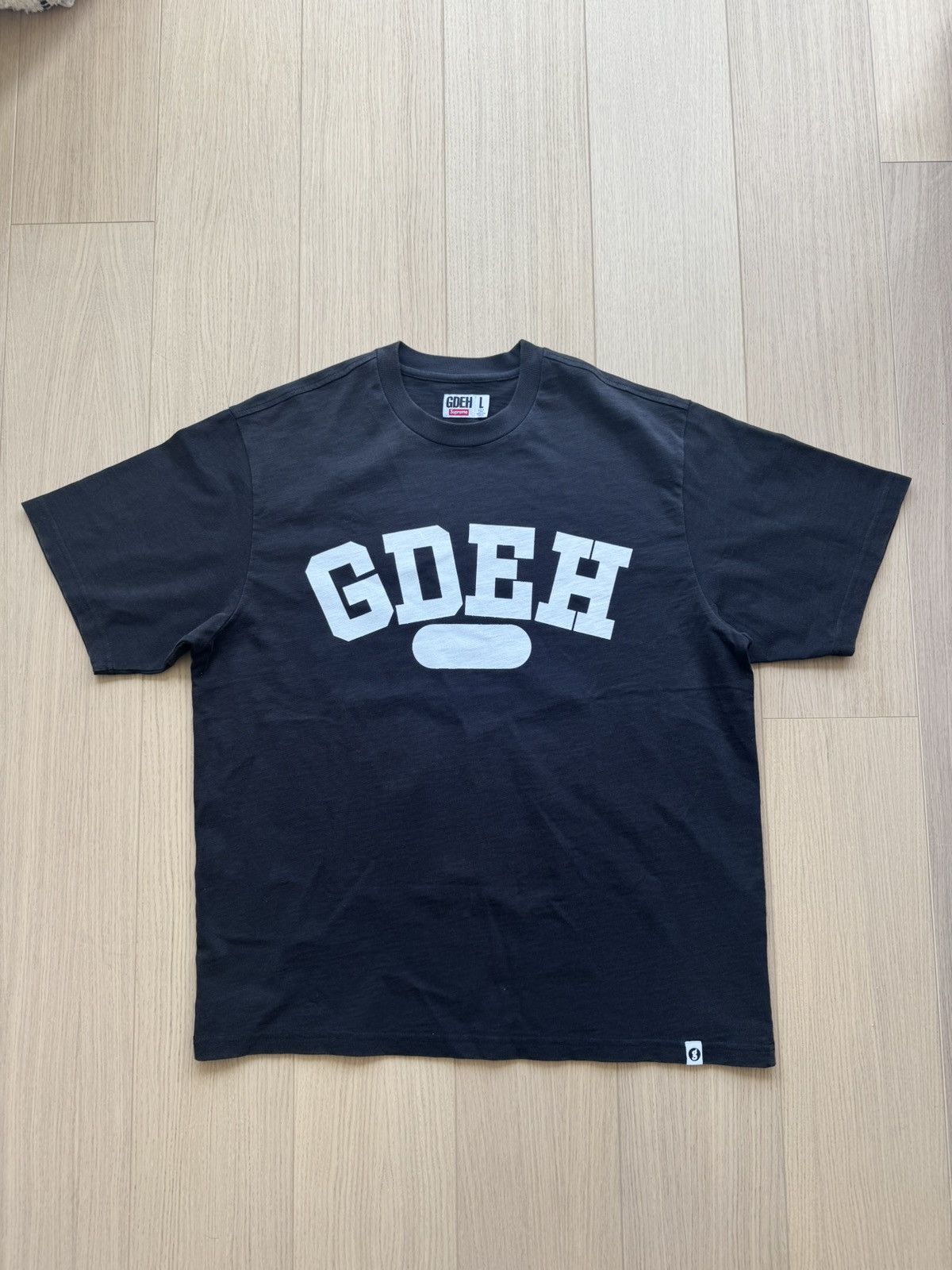 スケートボード Supreme x GOODENOUGH Device Tee \"Navy XL Supreme GOODENOUGH Device Tee (SS25) - $48