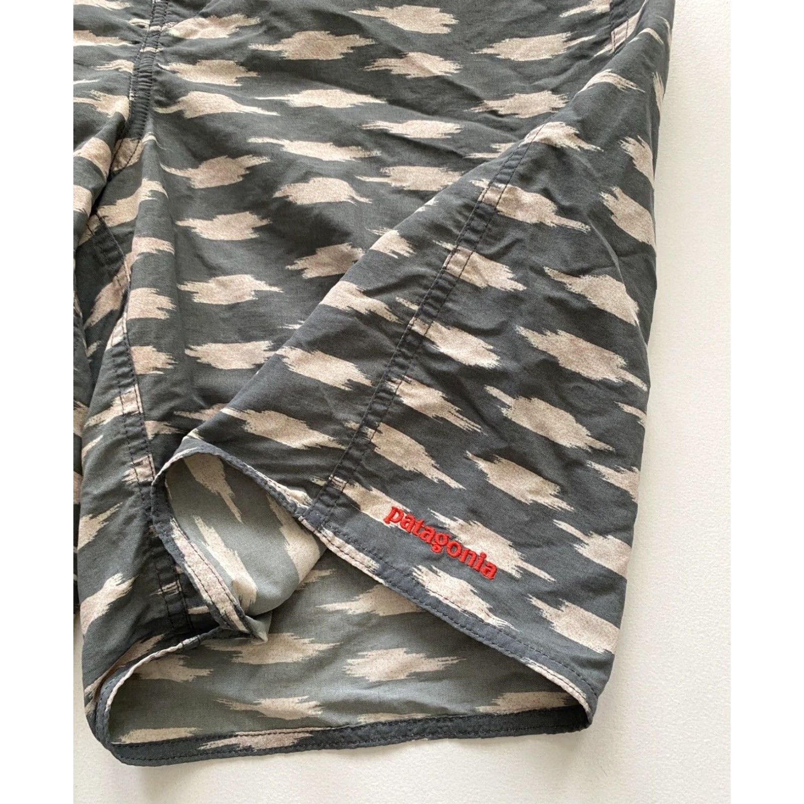 Patagonia Patagonia Wavefarer Board Shorts Men 9" Sz 34 Gray Spotted Beach Outdoor Drawstring Board Shorts Mens Size US 34 / EU 50 - 4 Thumbnail