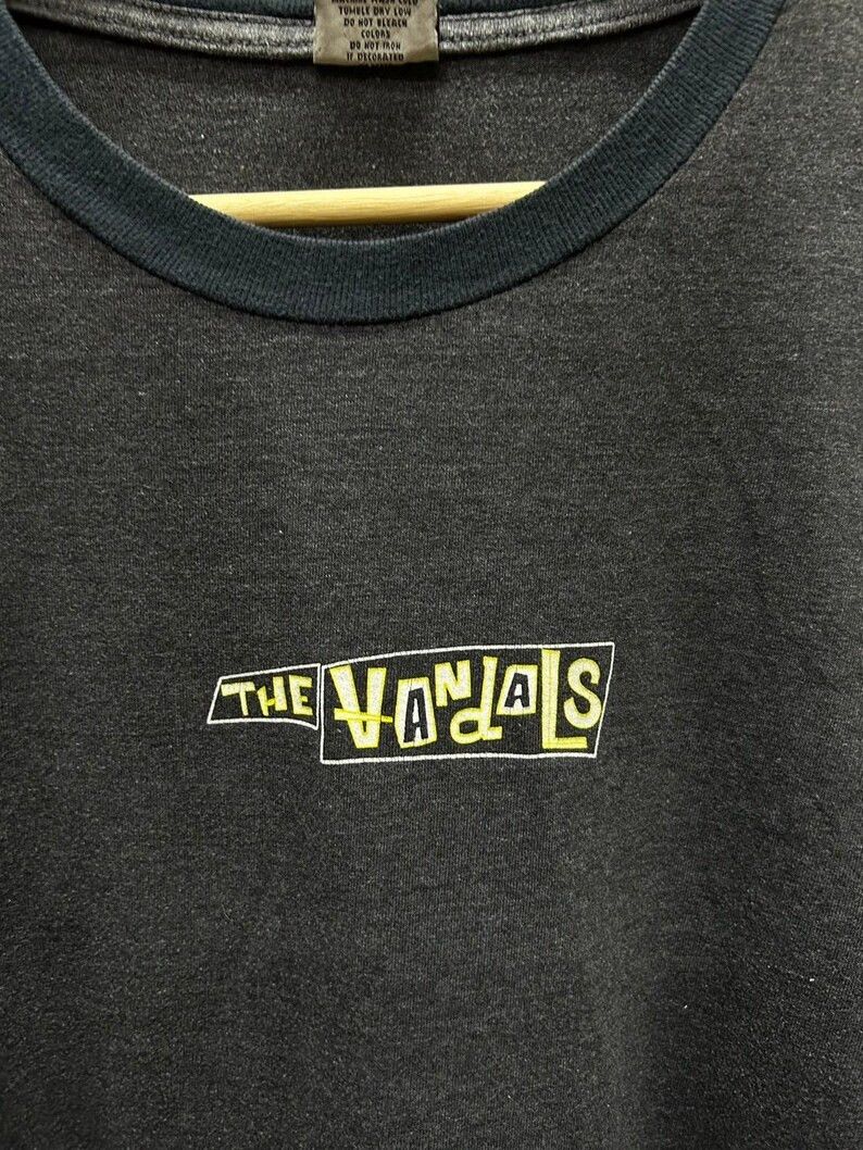 Band Tees Vintage 2000s The Vandals Band tshirt size L Size US L / EU 52-54 / 3 - 4 Thumbnail