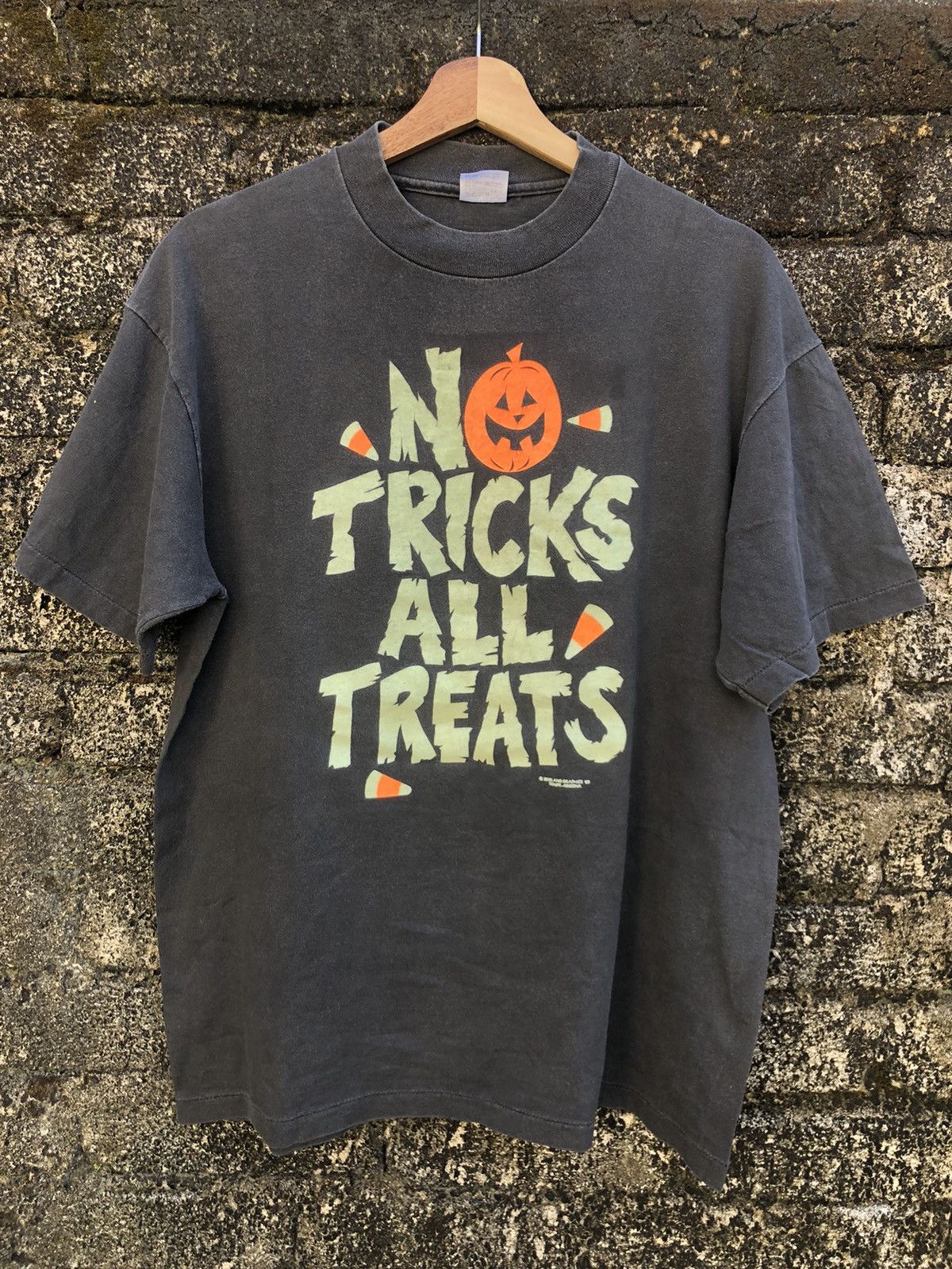Vintage Vintage 80s "No Tricks All Treats" Tshirt Glow In The Dark Size US M / EU 48-50 / 2 - 1 Thumbnail