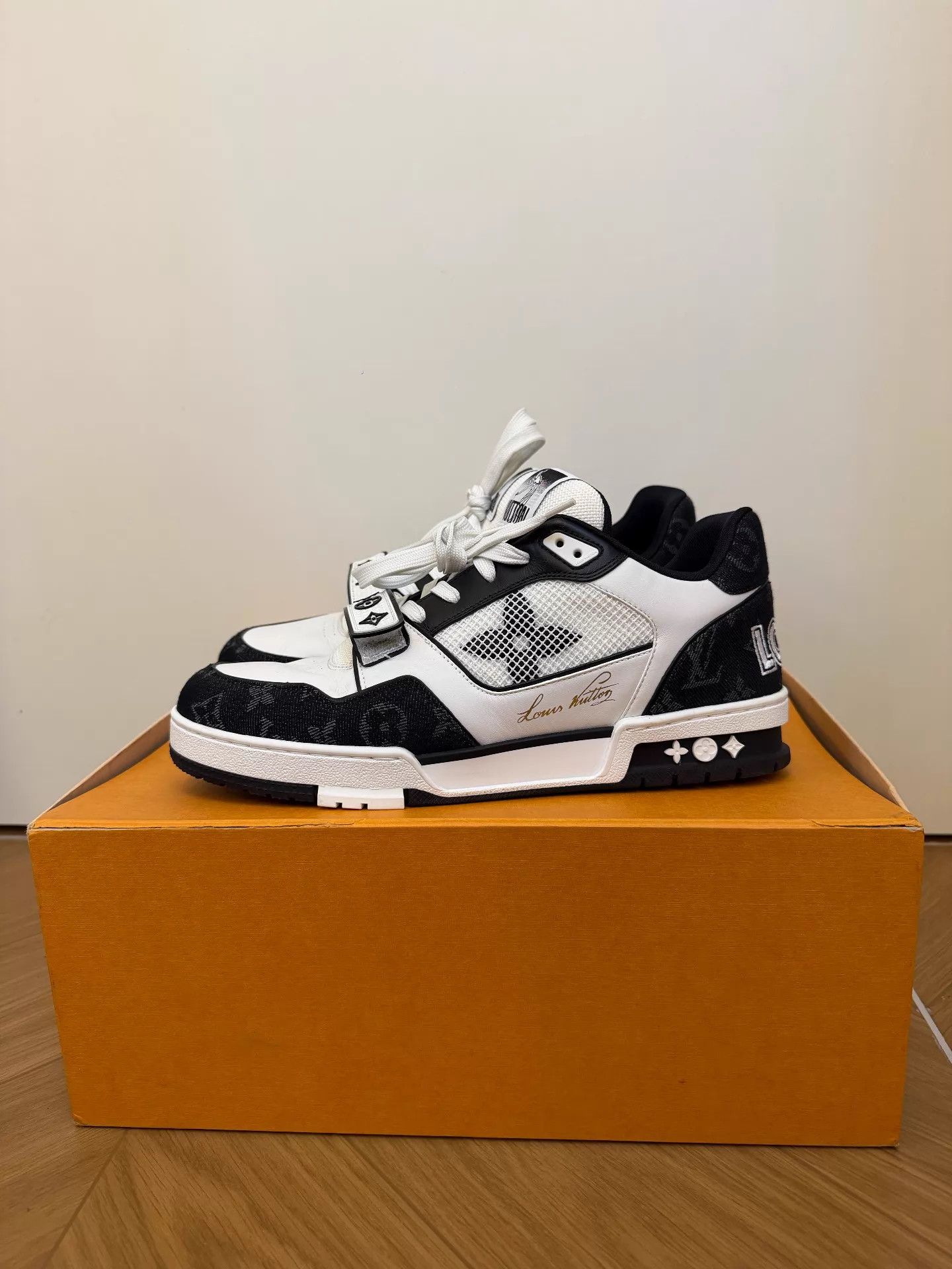 Louis Vuitton LOUIS VUITTON Trainer Calf Leather Black/White 41 Size US 8 / EU 41 - 1 Thumbnail