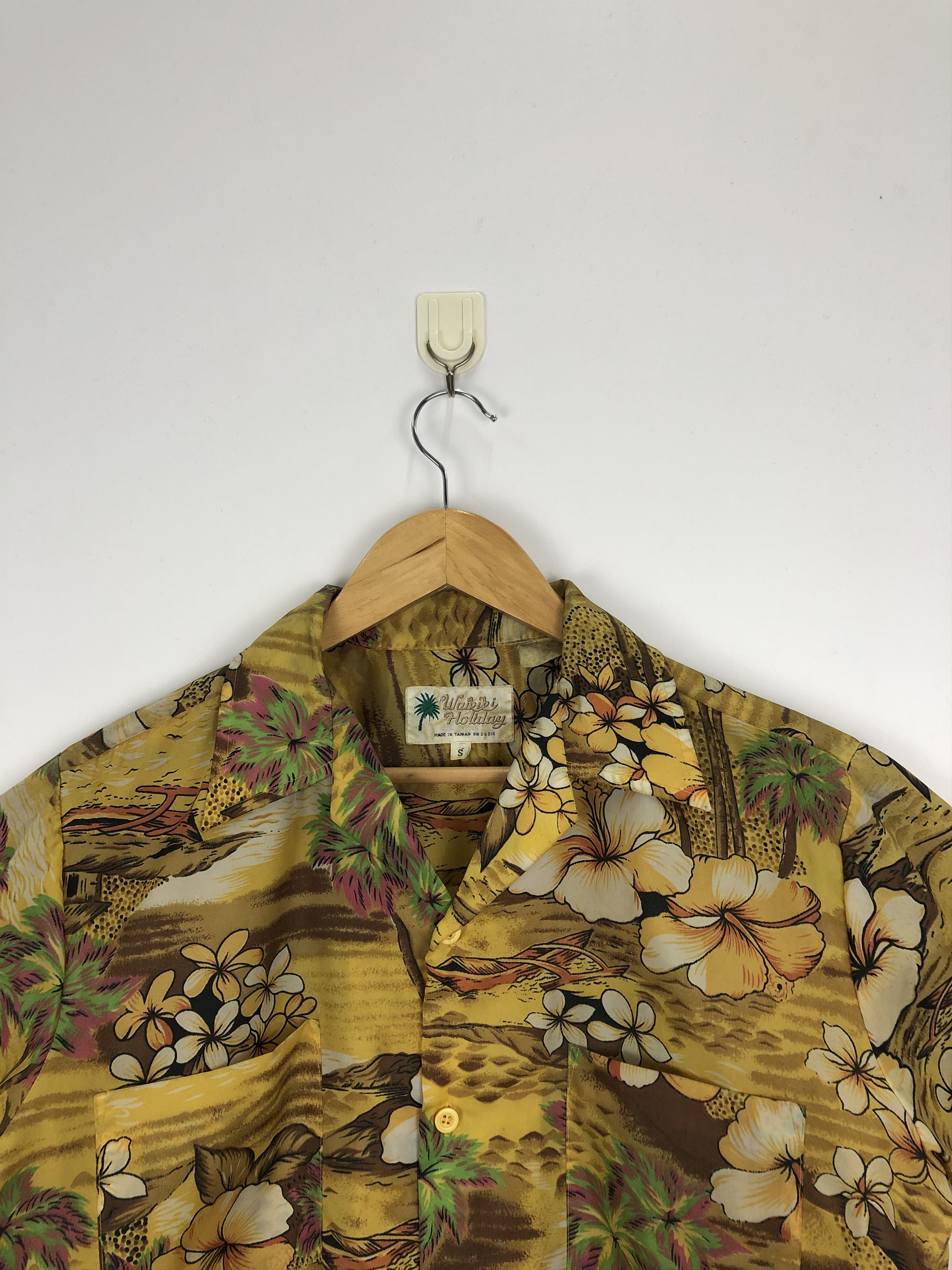 Vintage Vintage Waikiki Holiday Nylon Flower Motive TA0007 Size US S / EU 44-46 / 1 - 4 Thumbnail
