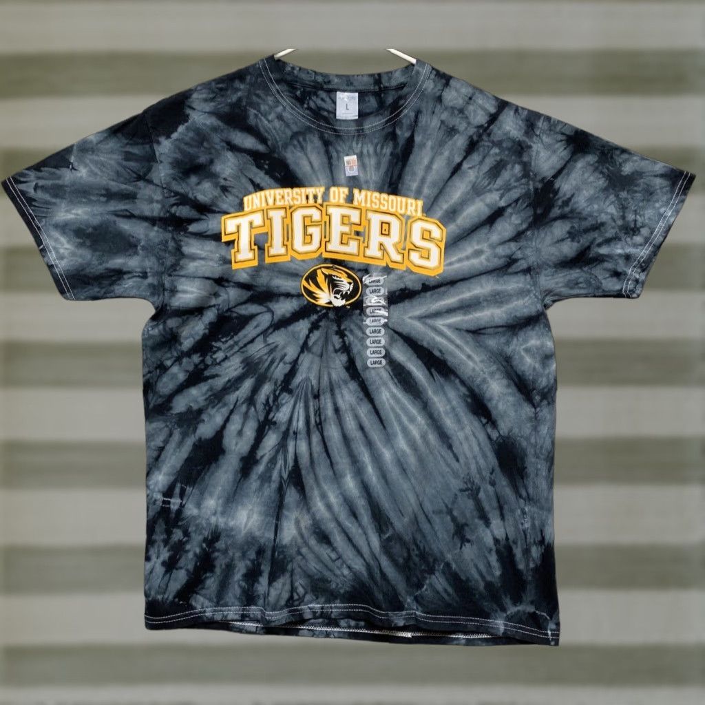 Vintage Dyenomite Apparel Mens T-Shirt Missouri Tigers Tie Dyed Size L Black Gray USA Tigers Logo Crew Neck Short Sleeve Baseball Sports Size US L / EU 52-54 / 3 - 1 Thumbnail