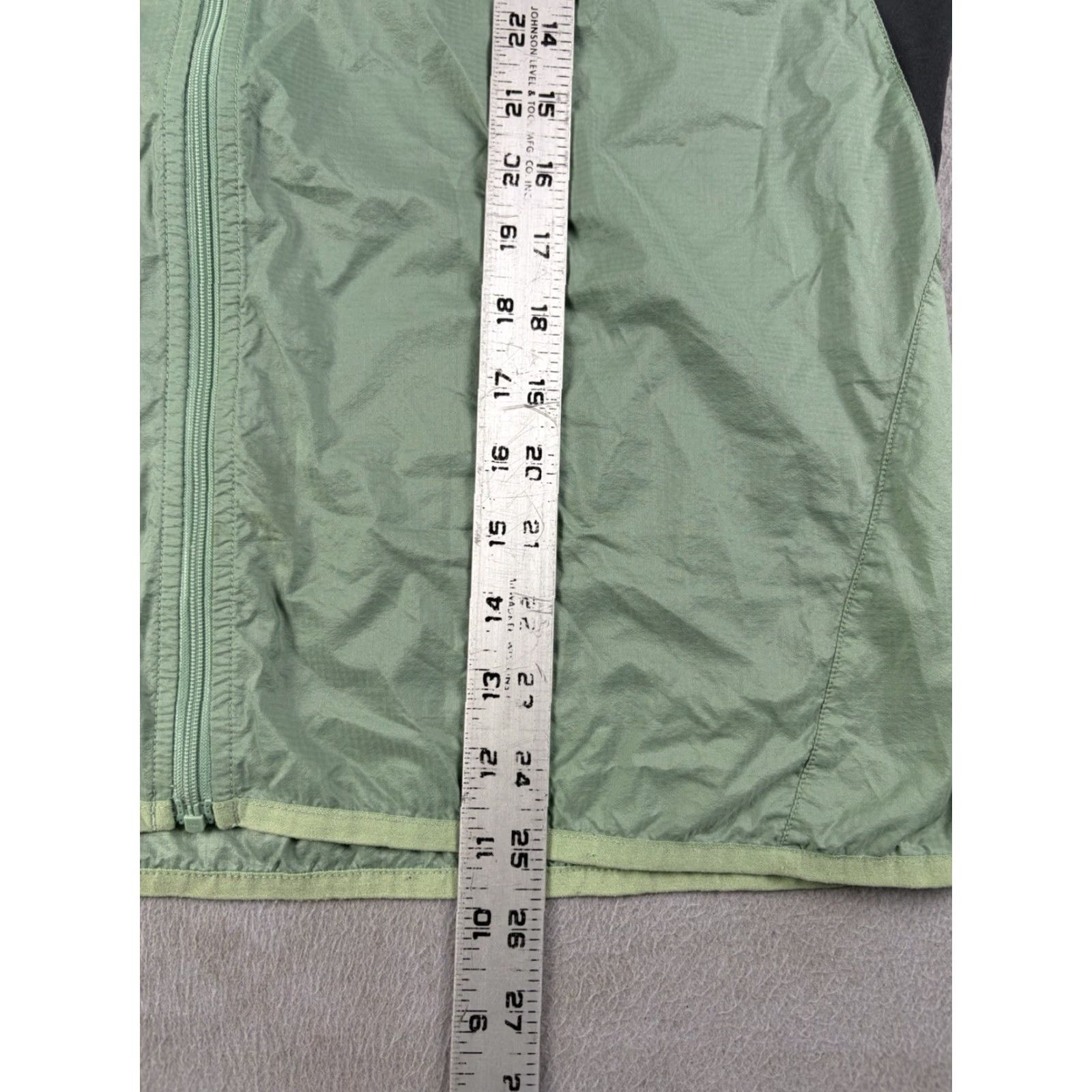 Patagonia VINTAGE Patagonia Windbreaker Jacket Women’s Size L Green Full Zip Nylon Women Green Full Zip Windbreaker Jacket Patagonia L Women Size L / US 10 / IT 46 - 8 Thumbnail
