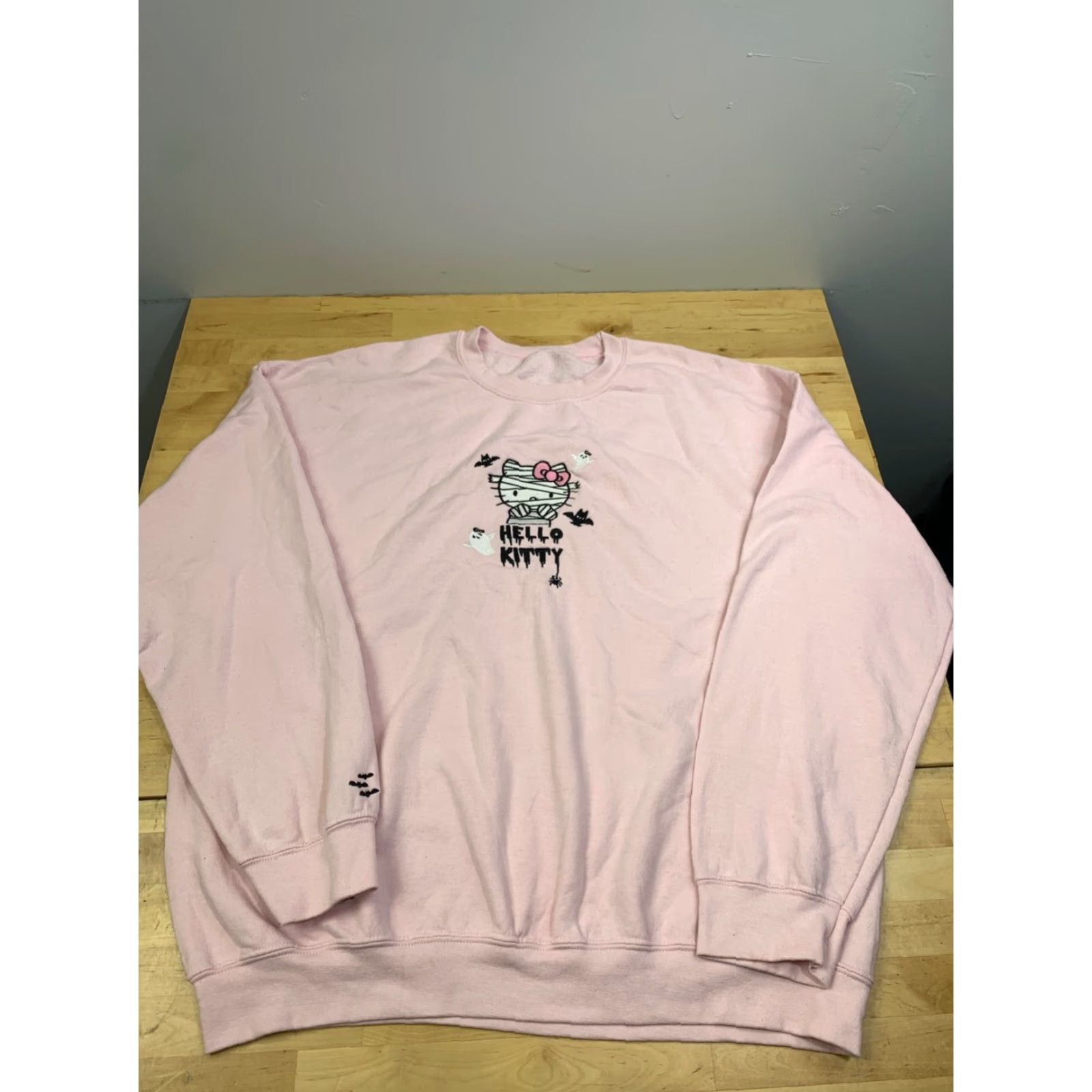 Vintage Hello Kitty Sweatshirt Women 2XL Pink Mummy Halloween Embroidered Pullover 12037 Size XXL / US 16-18 / IT 52-54 - 2 Thumbnail