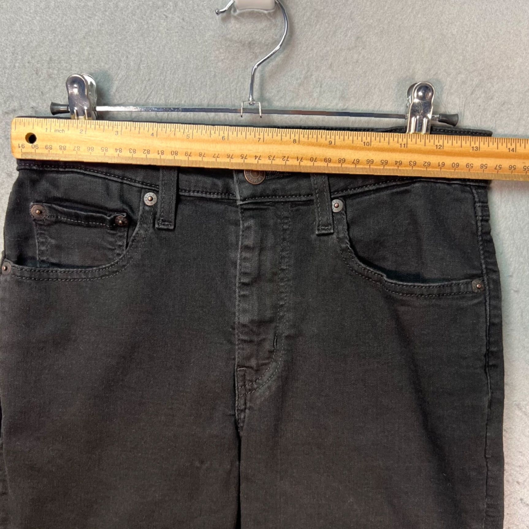 Levi's Levi's 726 Flare Jeans Womens Size 27 Black Denim Stretch High Rise 5-Pocket Denim Cotton Blend Regular Inseam 30in Dark Wash Leather/Logo Accent N/A Size 27" / US 4 / IT 40 - 6 Thumbnail