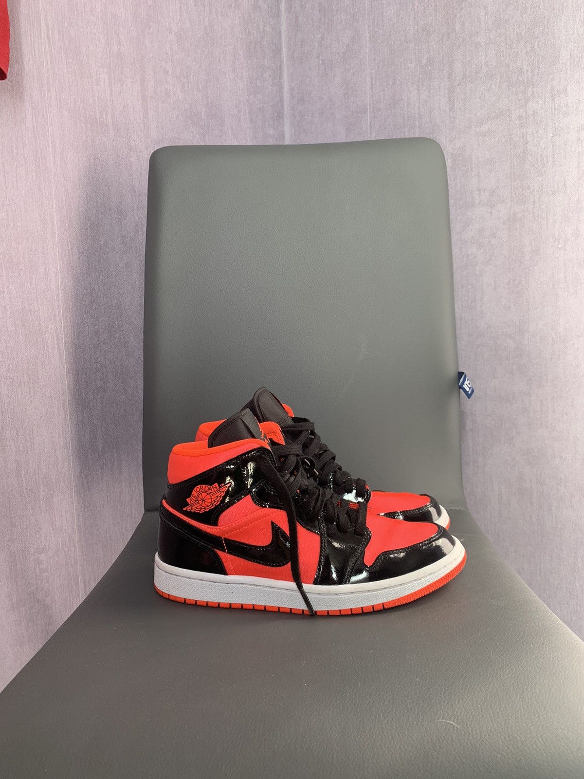 JORDAN 1 MID HOT PUNCH BLACK WMNS