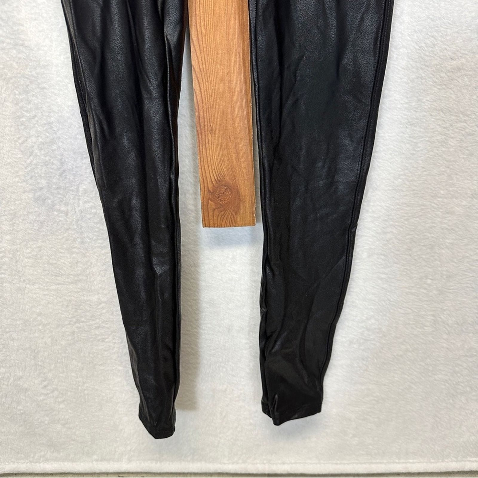 Spanx Spanx Black Faux Leather Smooth Mid Rise Leggings Size M Size 25" / US 0 / IT 36 - 4 Thumbnail