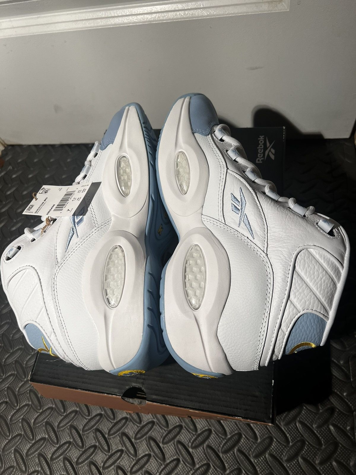 Reebok NEW Reebok Question Mid Nuggets Blue size 7 Basketball Shoes Size US 7 / EU 40 - 7 Thumbnail
