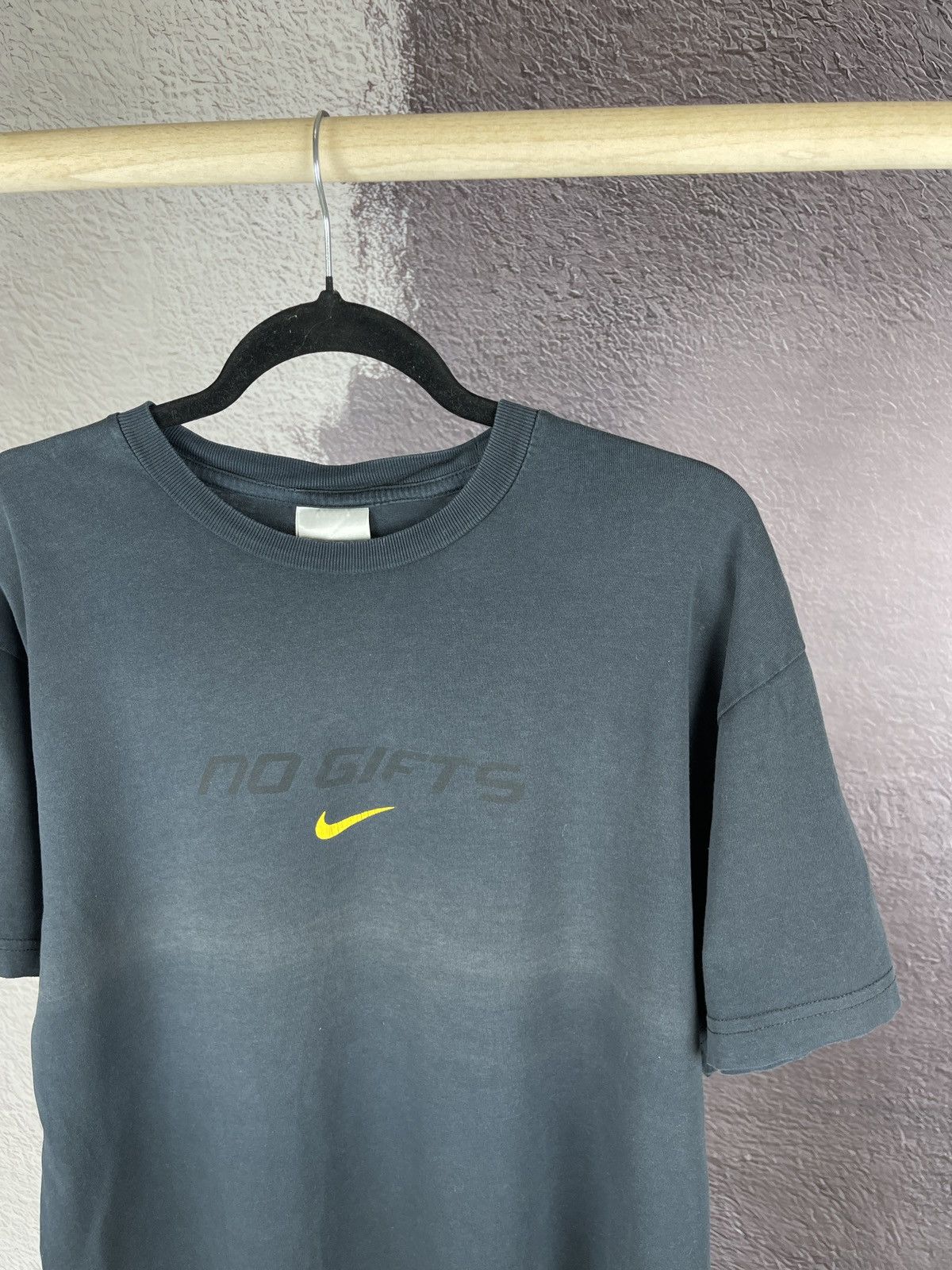 Nike Nike vintage y2k no gifts swoosh cycling logo tee shirt Size US XL / EU 56 / 4 - 4 Thumbnail
