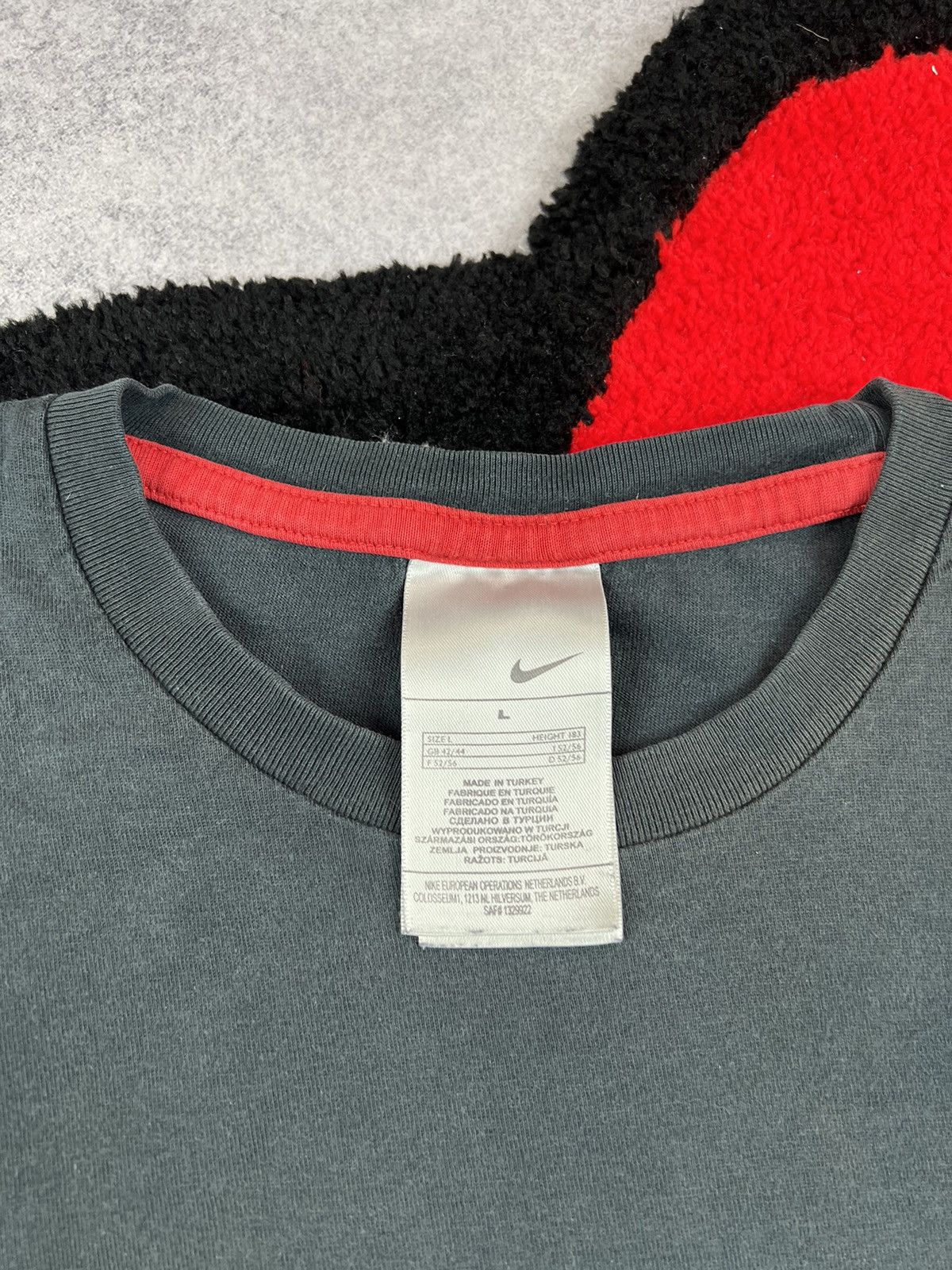 Vintage Vintage Nike Big Swoosh Faded Centr Logo Y2K Tee Shirt Size US L / EU 52-54 / 3 - 4 Thumbnail
