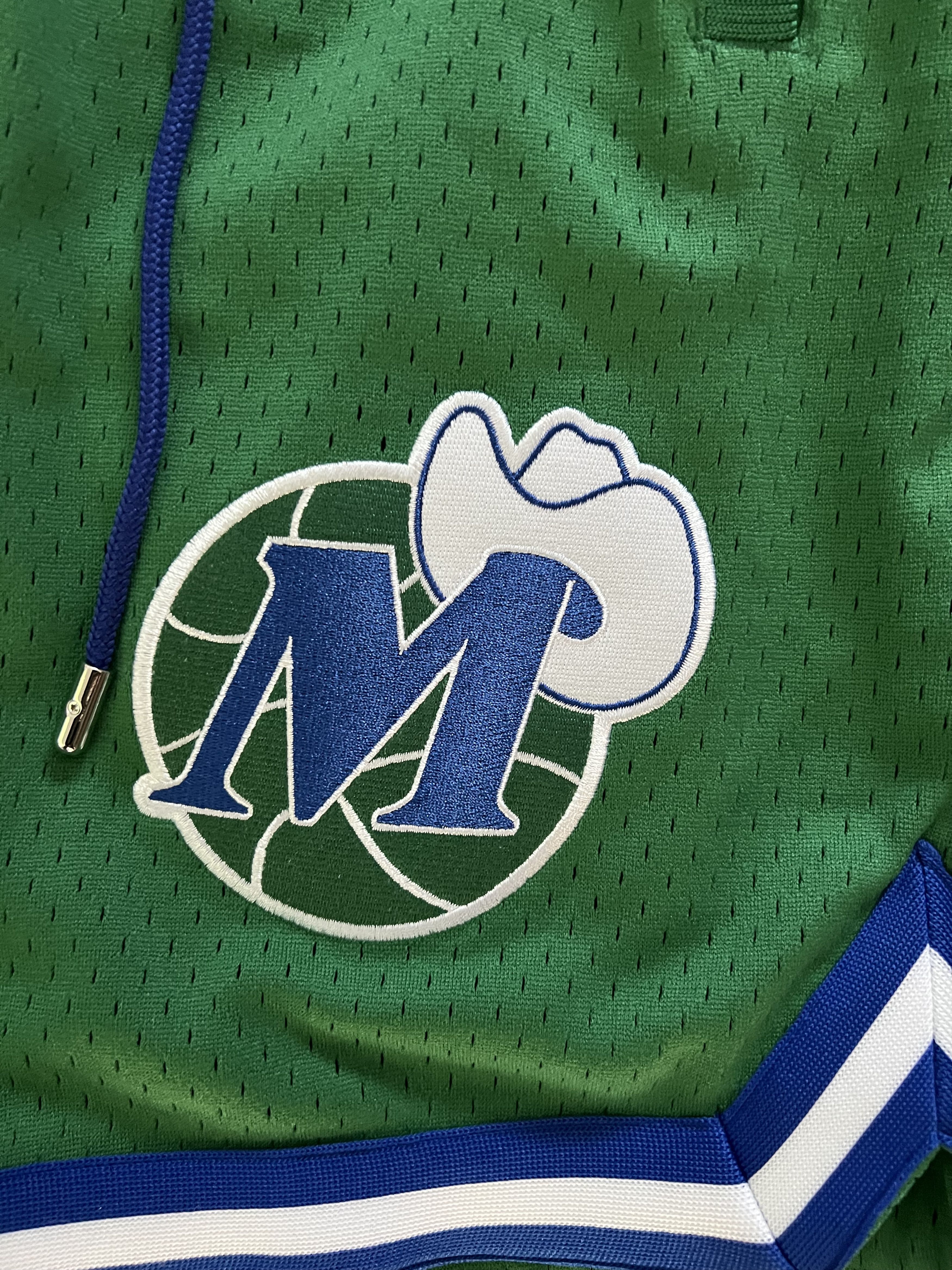 Just Don × Mitchell & Ness Dallas Mavericks 1981-82 NBA Just Don Mitchell & Ness Shorts Size US 30 / EU 46 - 14 Thumbnail