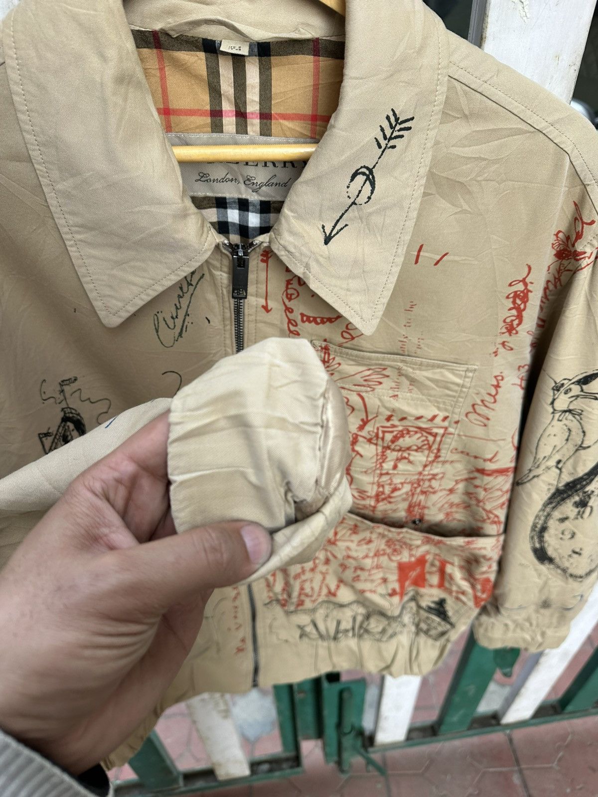 Burberry Burberry London Scribble Graphic Zip Jacket Beige Nova Check Size US M / EU 48-50 / 2 - 4 Thumbnail