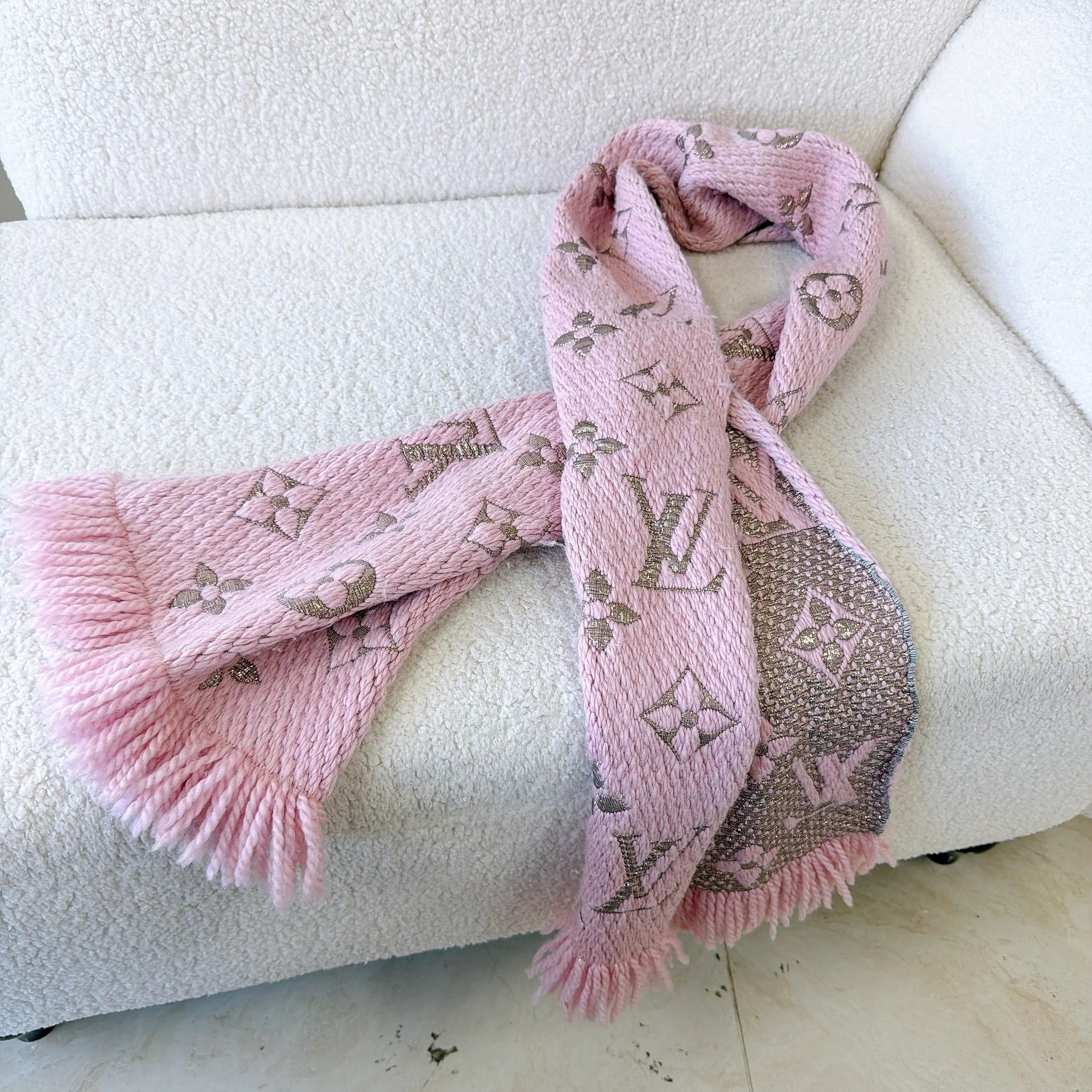 Louis Vuitton Louis Vuitton pink wool full logo fringed scarf Size ONE SIZE - 8 Thumbnail