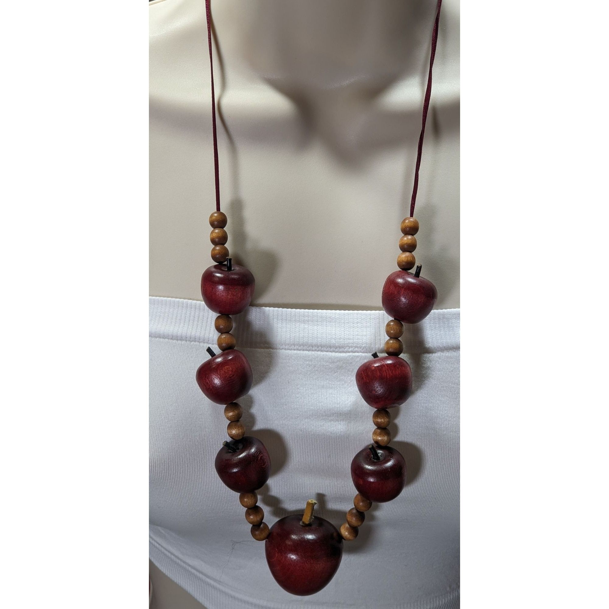 Other Vintage Cottagecore Wooden Apple Beaded Necklace Size ONE SIZE - 7 Thumbnail