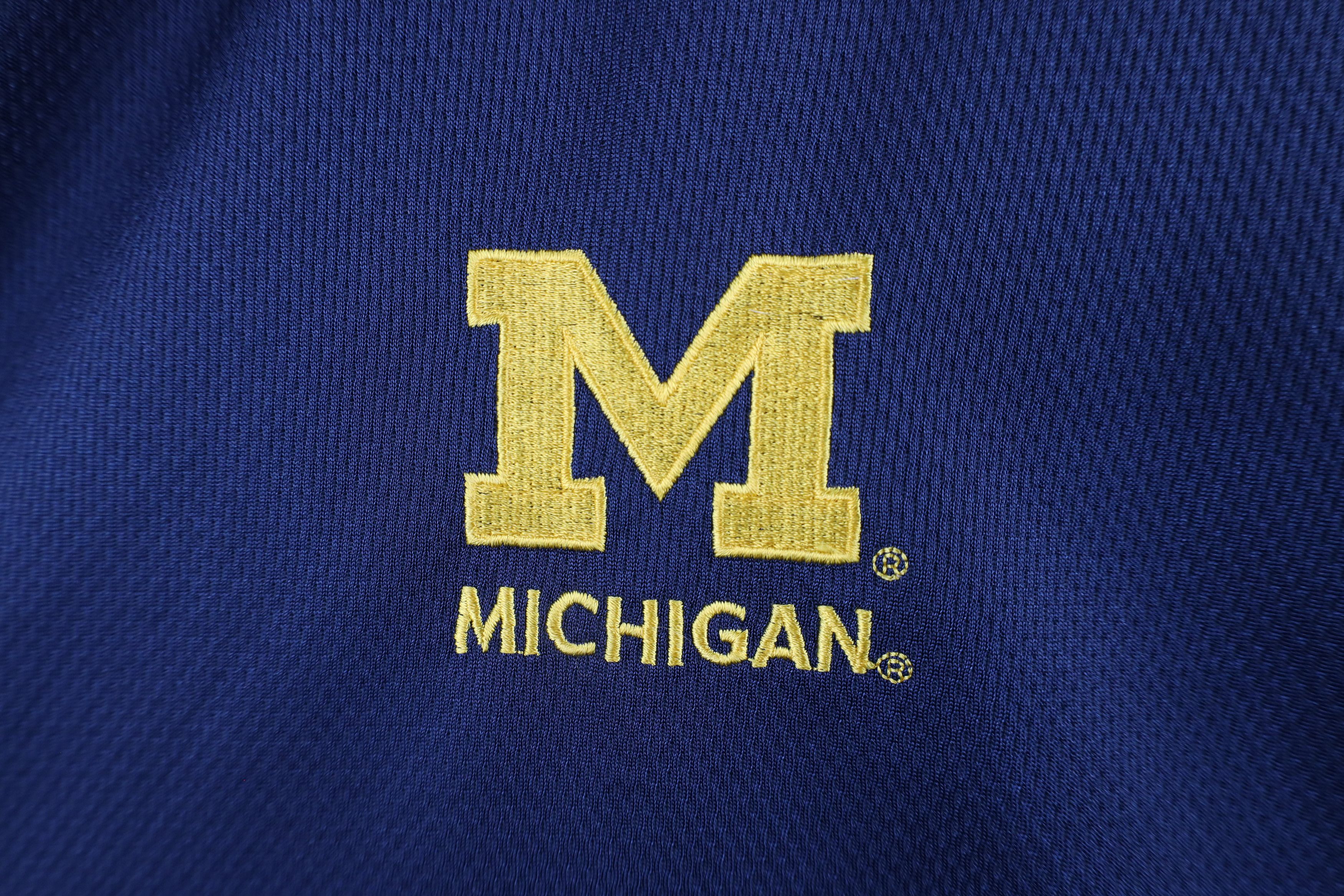 Vintage Vintage 90s University of Michigan Knit Long Sleeve T-Shirt Size US L / EU 52-54 / 3 - 4 Thumbnail