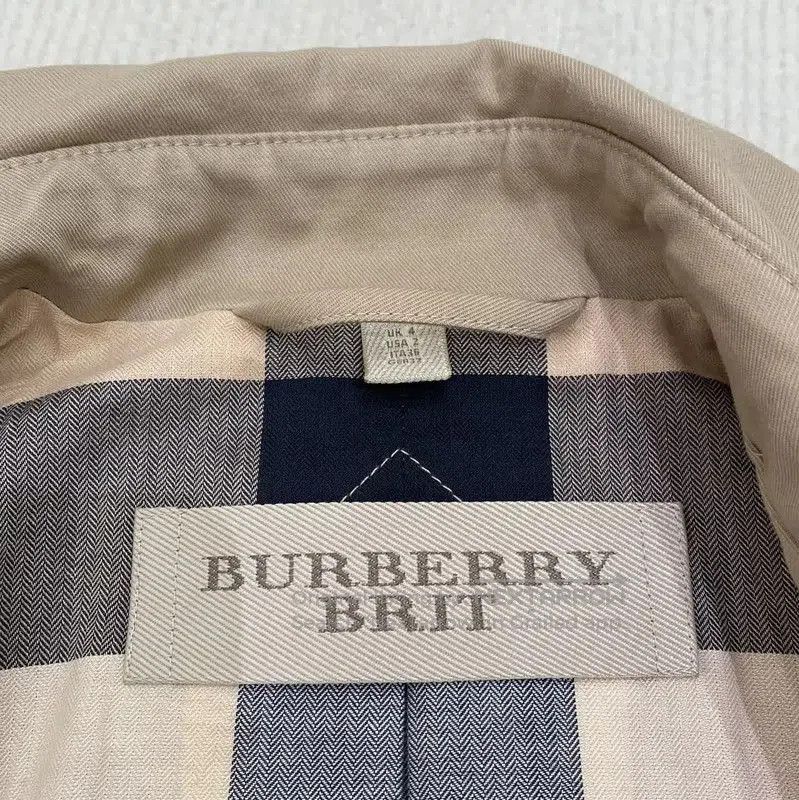Burberry Burberry Women's Short Trench Coat in Khaki. Size S / US 4 / IT 40 - 6 Thumbnail