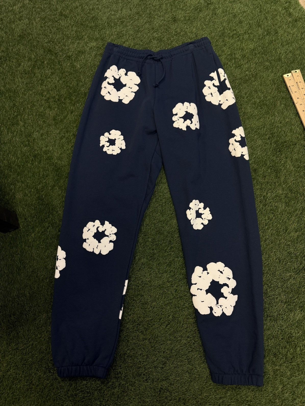 DENIM TEARS Denim Tears Cotton Wreath Sweatpants Navy Blue (M) Size US 31 - 1 Thumbnail