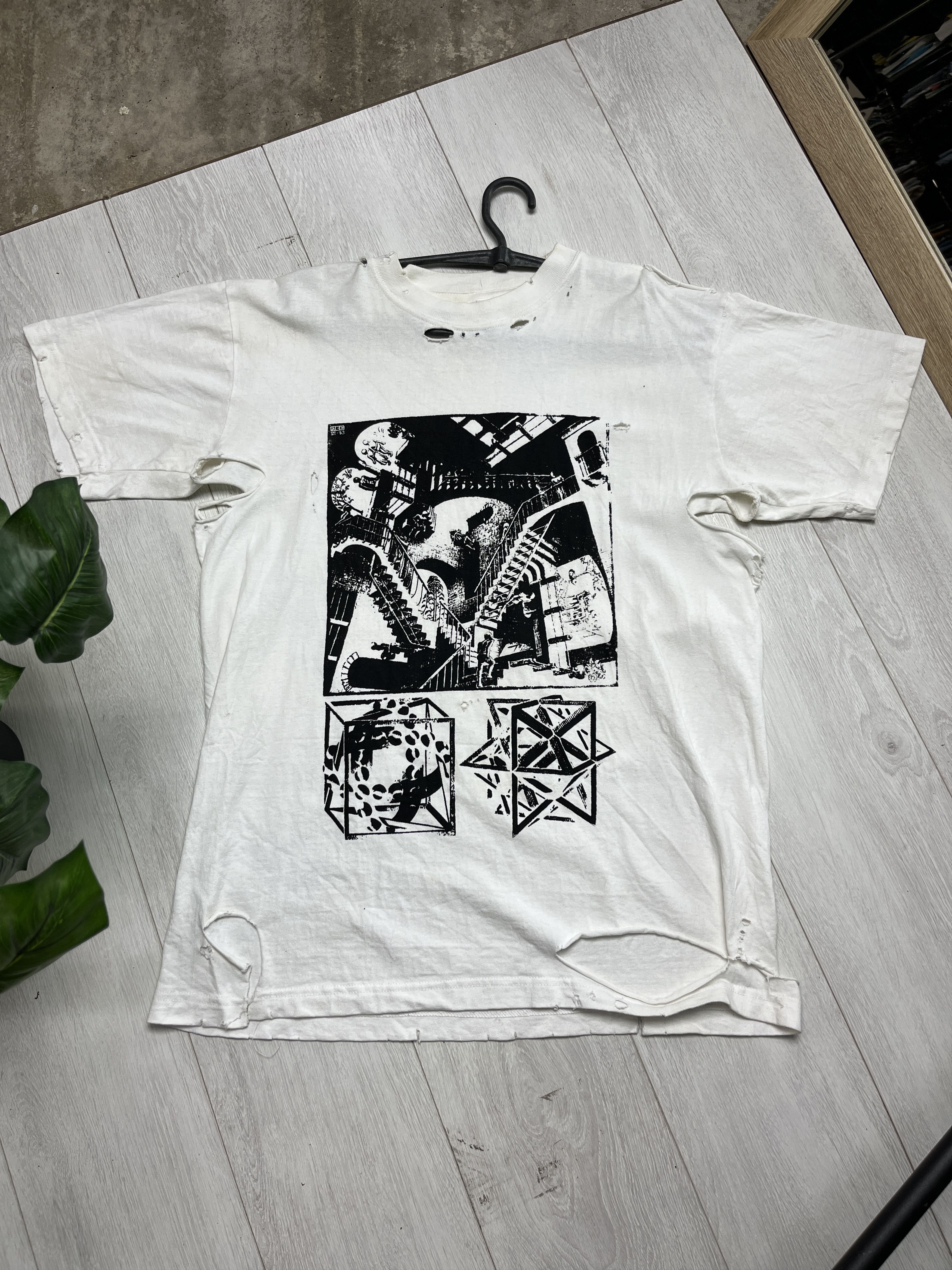 Vintage 1990s MC ESCHER "RELATIVITY & STARS" ART TEE - 838 Size US L / EU 52-54 / 3 - 1 Thumbnail