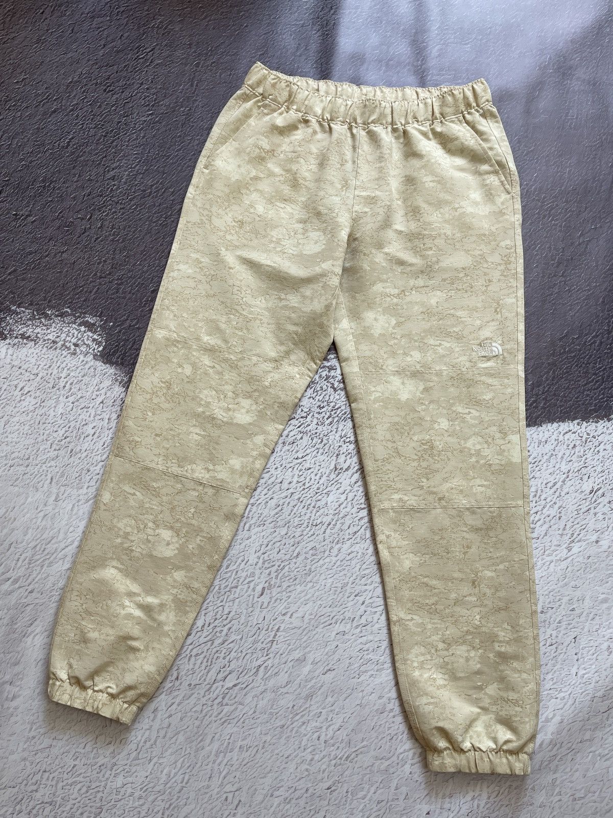 The North Face The North Face camouflage beige joggers track pants Size 30" / US 8 / IT 44 - 3 Thumbnail