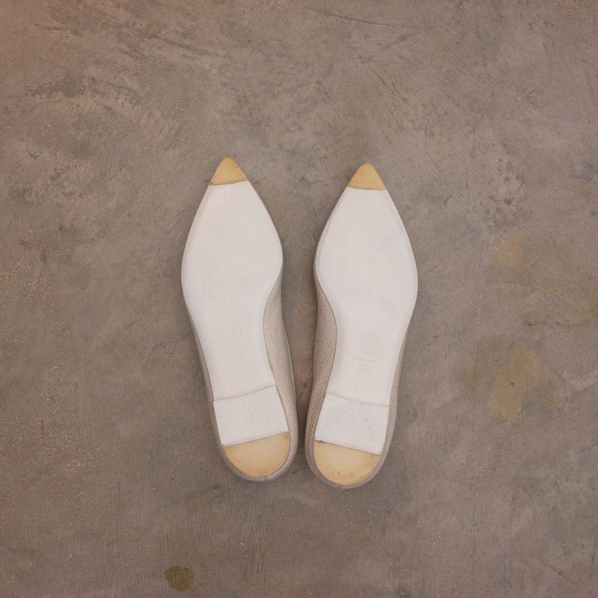 Chanel Chanel Interlocking CC Ballerina Flats White Cracked Leather Size US 6.5 / IT 36.5 - 14 Thumbnail