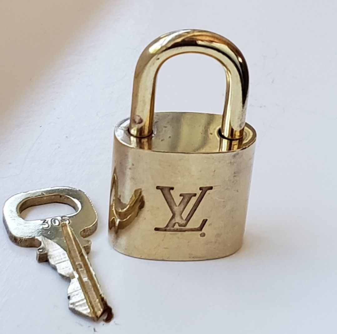 Louis Vuitton Vintage Louis Vuitton padlock, #305 (made before '09) Size ONE SIZE - 11 Thumbnail