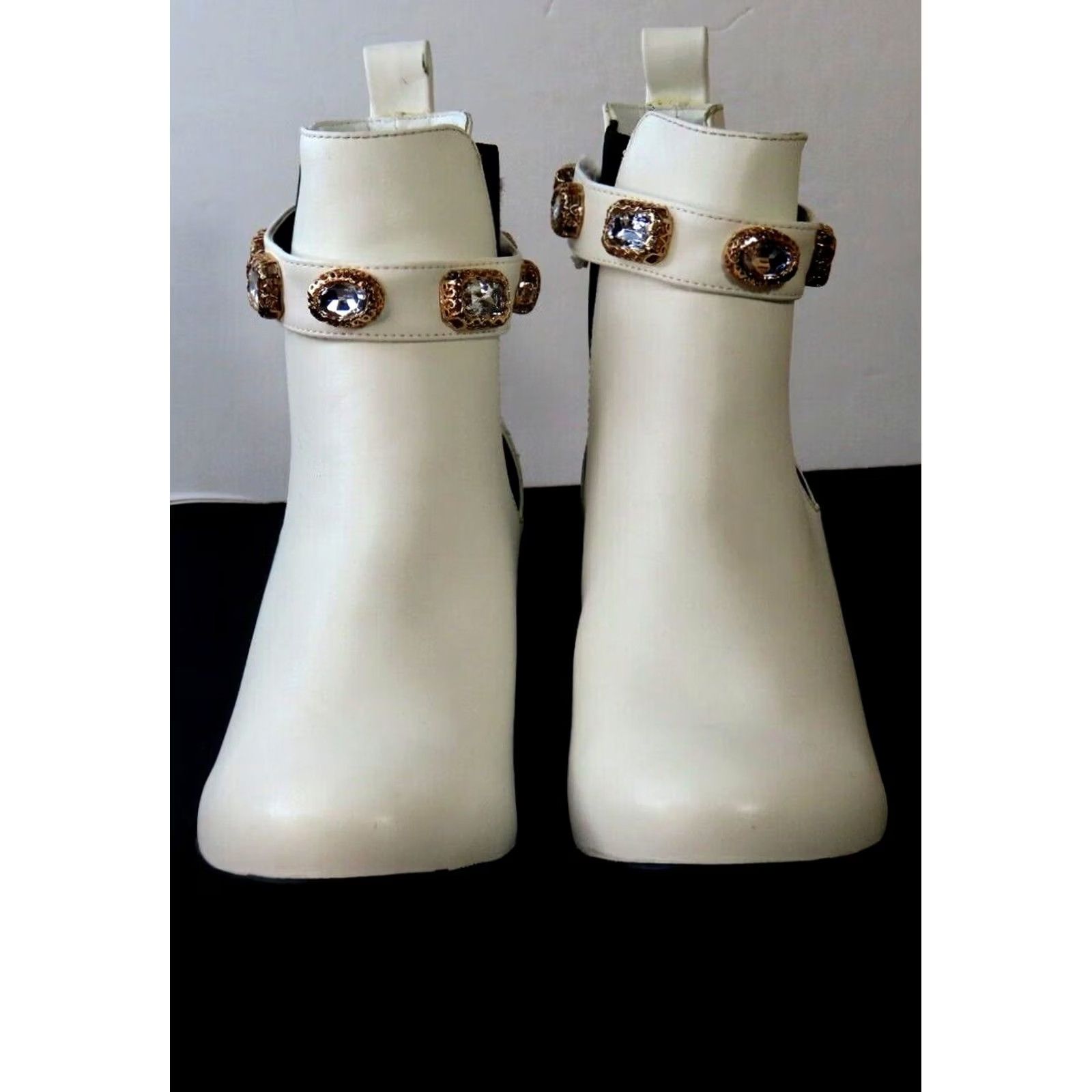 Steve Madden Steve Madden Boots Women's Amulet L0151 White Ankle Bootie 9M Leather"} Size US 9 / IT 39 - 2 Thumbnail