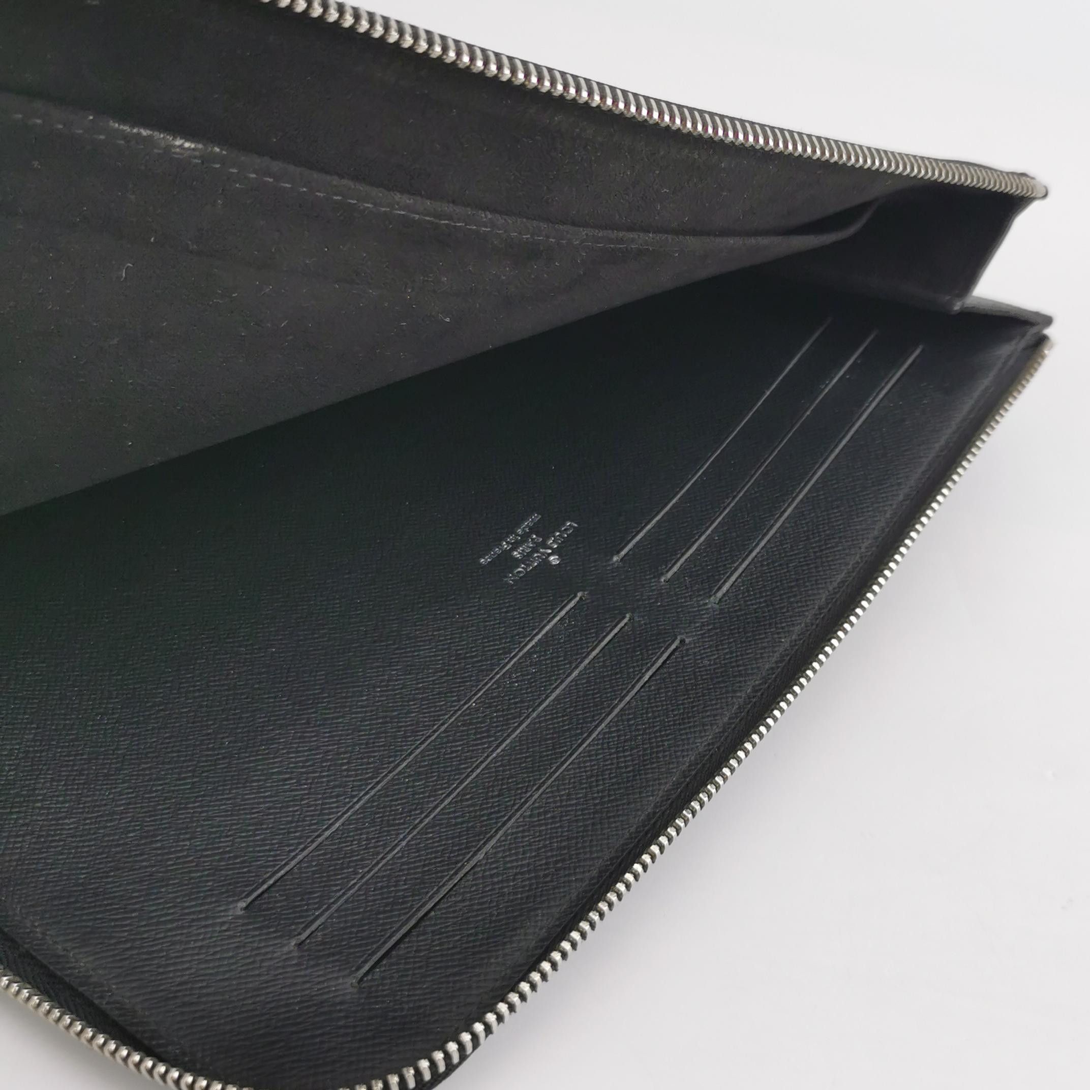 Louis Vuitton Louis Vuitton (LV) Pochette Jour leather solid color water Size ONE SIZE - 3 Thumbnail