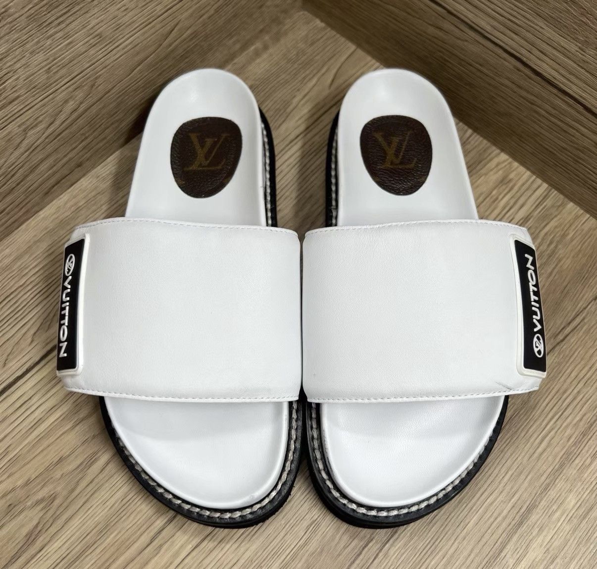 Louis Vuitton Louis Vuitton Sunset White & Black Logo Slippers J41 Size US 5 / IT 35 - 2 Thumbnail