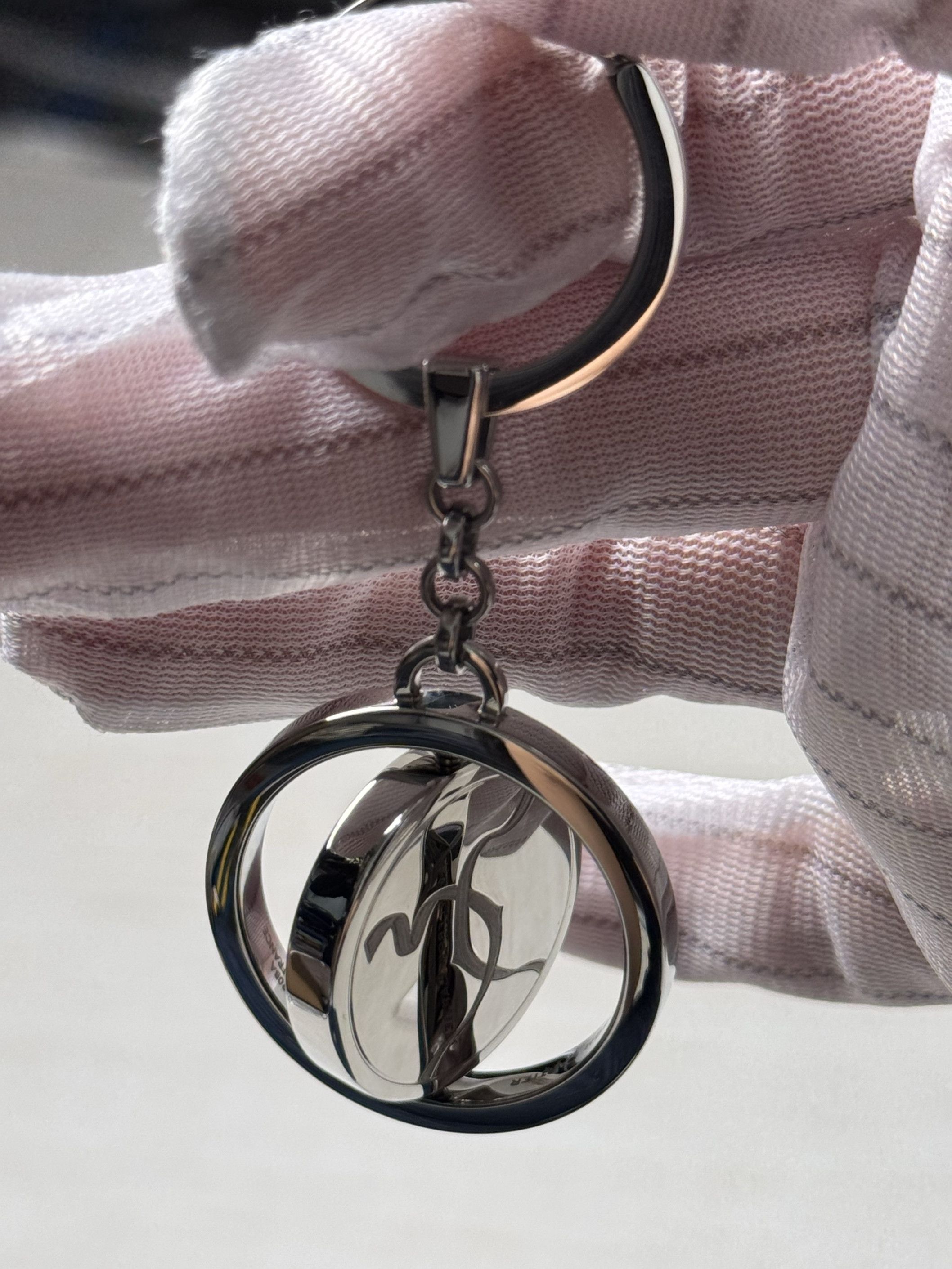 Cartier Cartier ENTRELACÉS DE CARTIER RIBBON PIVOTING KEY RING Size ONE SIZE - 7 Thumbnail