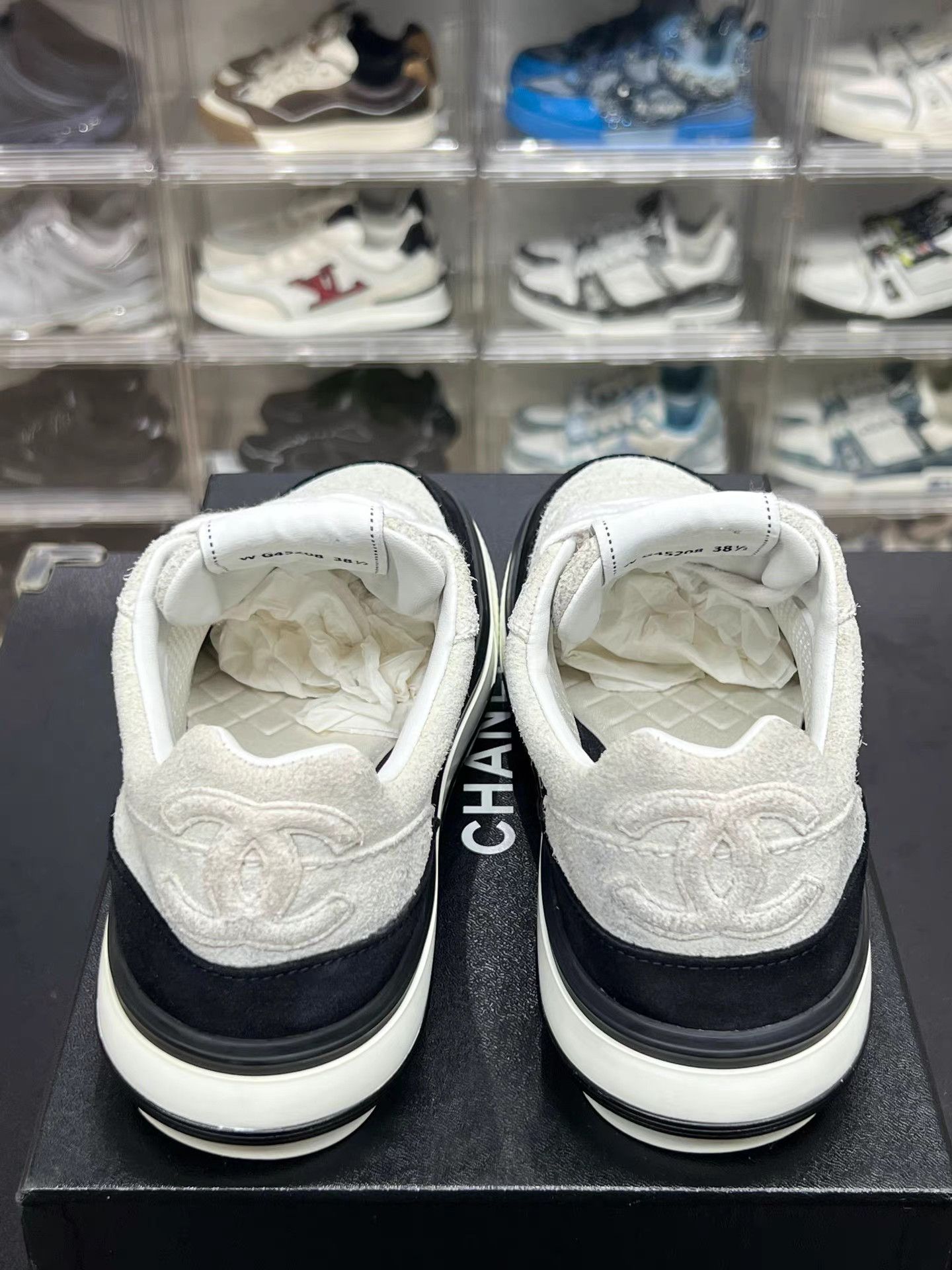 Chanel CHANEL Grey & Black Low-Top Sneakers K15 Size US 8.5 / IT 38.5 - 7 Thumbnail