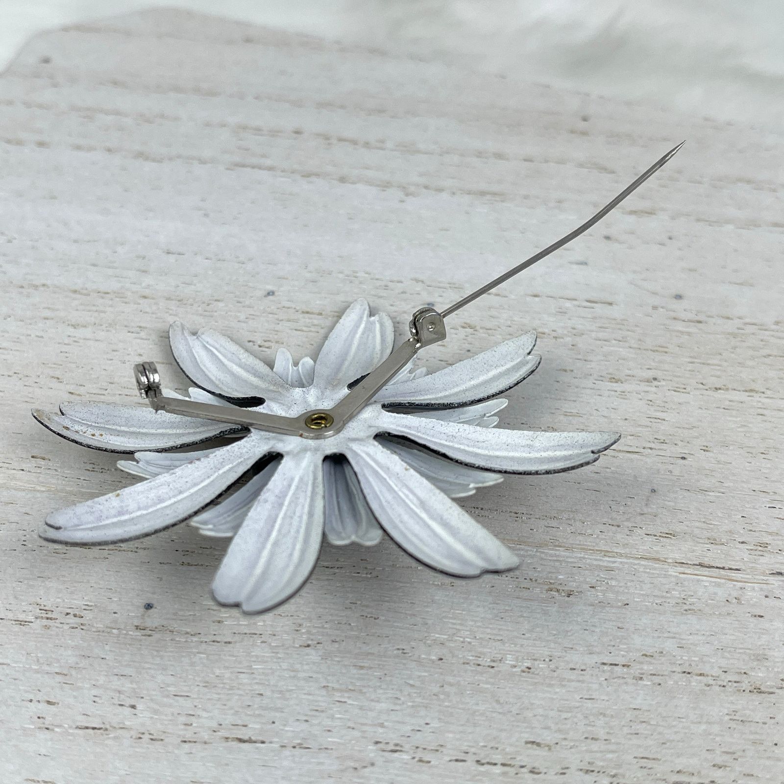 Vintage VTG 1960’s Black White Daisy Flower Brooch Pin Metal Enamel Size ONE SIZE - 17 Thumbnail