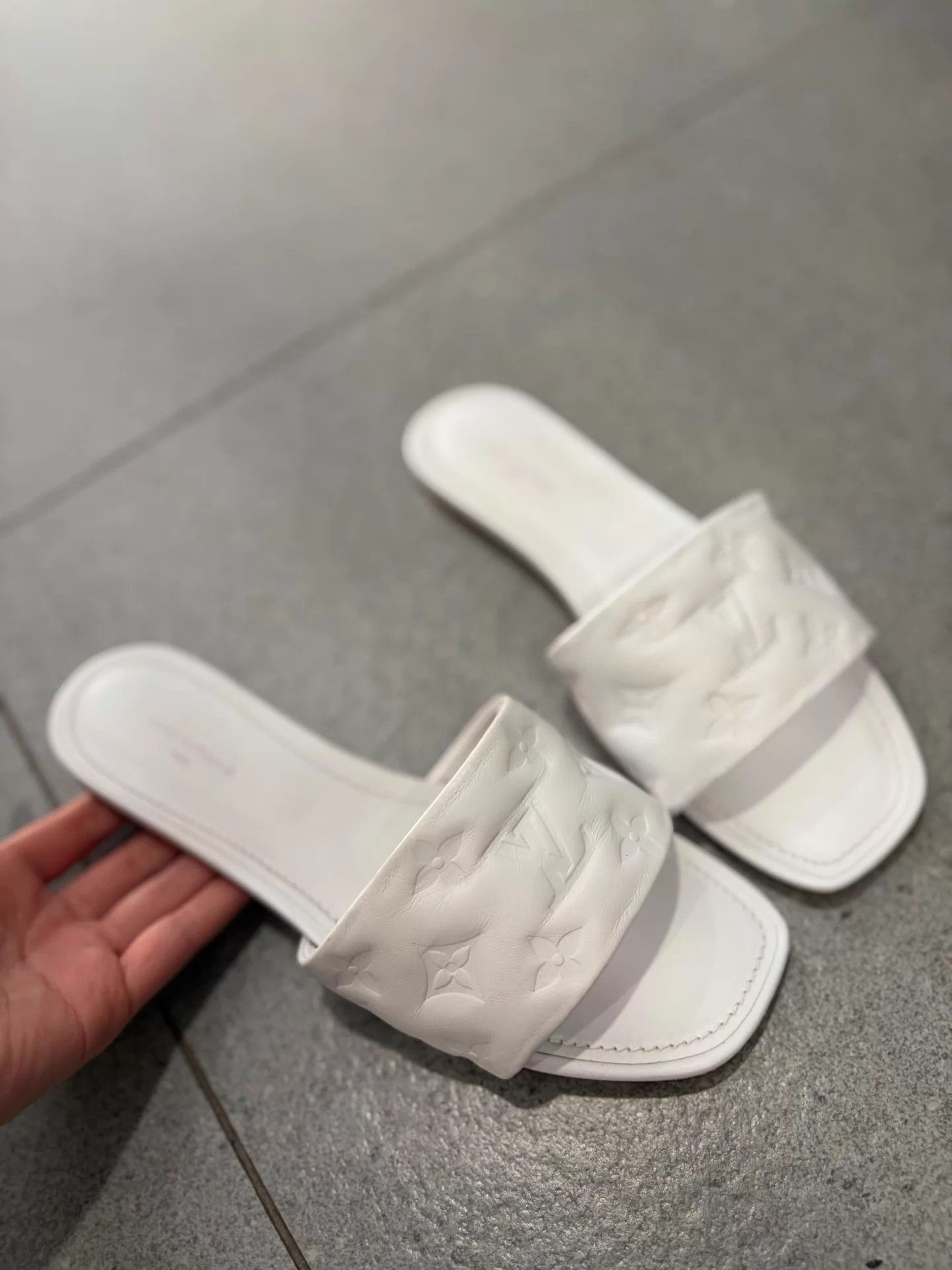 Louis Vuitton LV White Lambskin Full Logo Slides 99 New EU38 Size US 7.5 / IT 37.5 - 1 Thumbnail