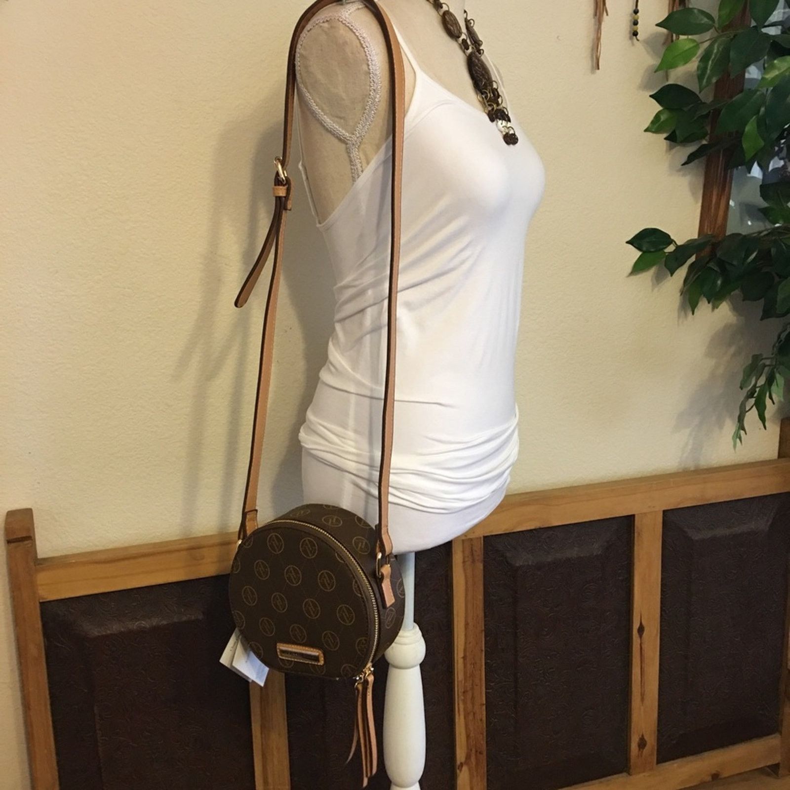 Other Adrienne Vittadini chocolate clam crossbody bag Size ONE SIZE - 5 Thumbnail