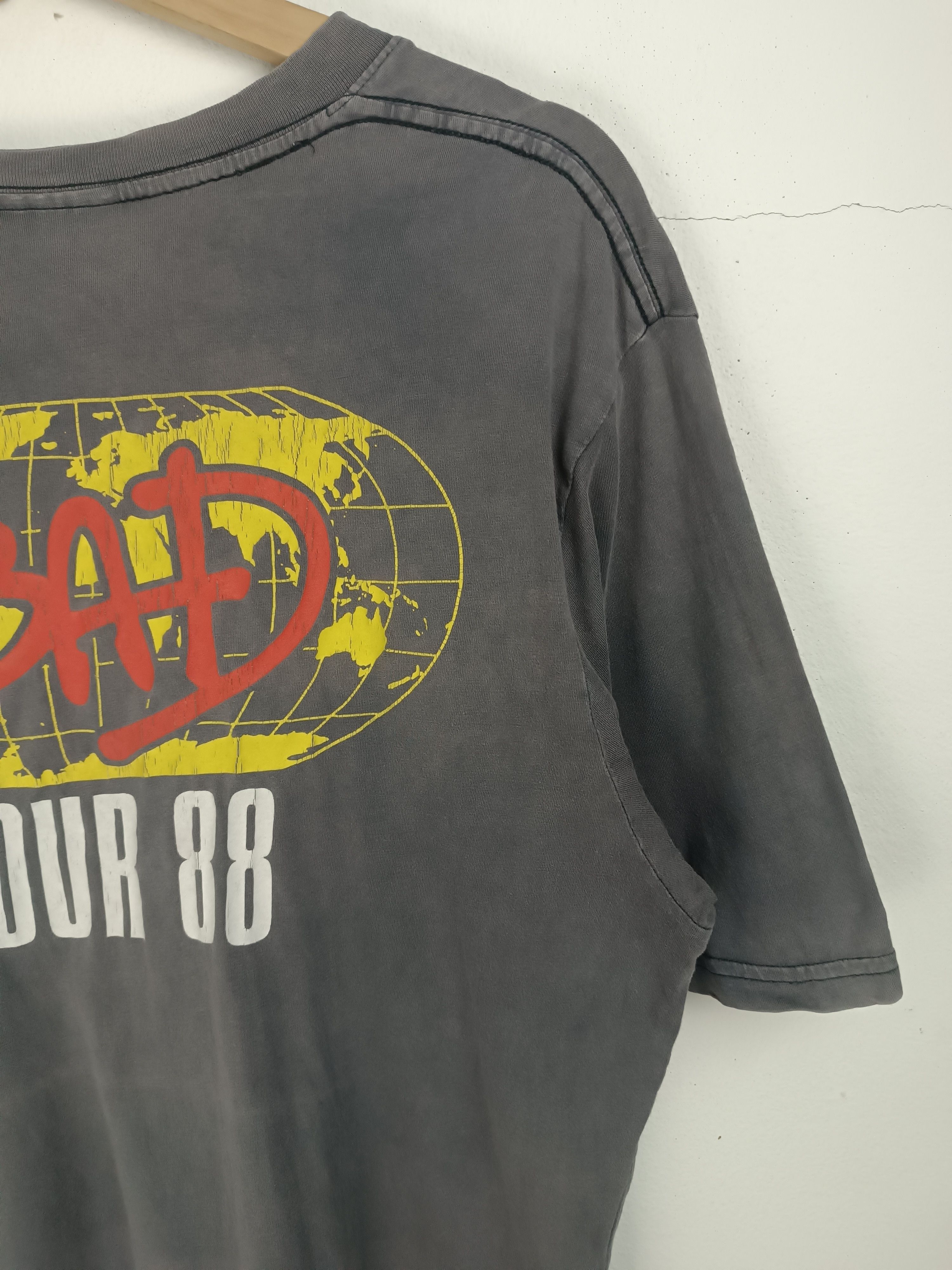 Michael Jackson VINTAGE FADED MICHAEL JACKSON BAD TOUR 88 TEE Size US L / EU 52-54 / 3 - 11 Thumbnail