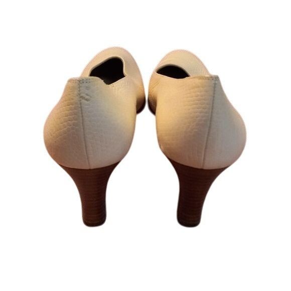 Salvatore Ferragamo Ferragamo Size 9 AA Beige Leather Pumps Wooden Heels Womens Size US 9 / IT 39 - 2 Thumbnail