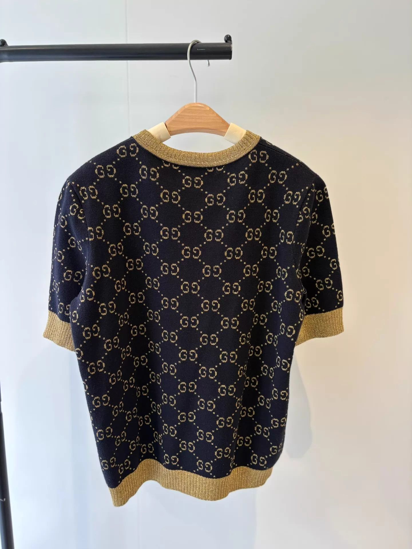 Gucci Gucci Navy Blue Gold Logo Short Sleeve Knit Top L Size L / US 10 / IT 46 - 2 Thumbnail