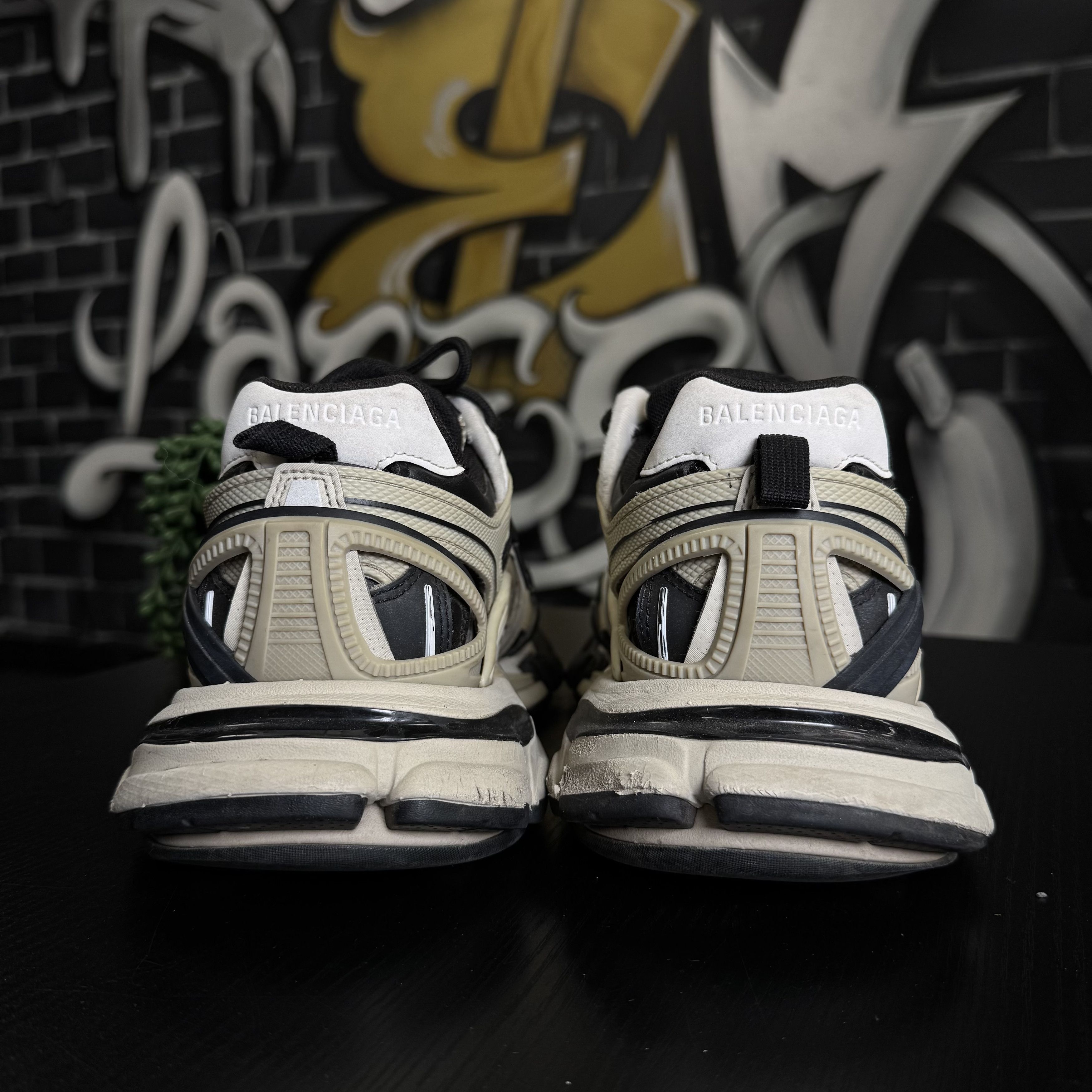 Balenciaga BALENCIAGA TRACK2 BEIGE BLACK Size US 9 / EU 42 - 4 Thumbnail