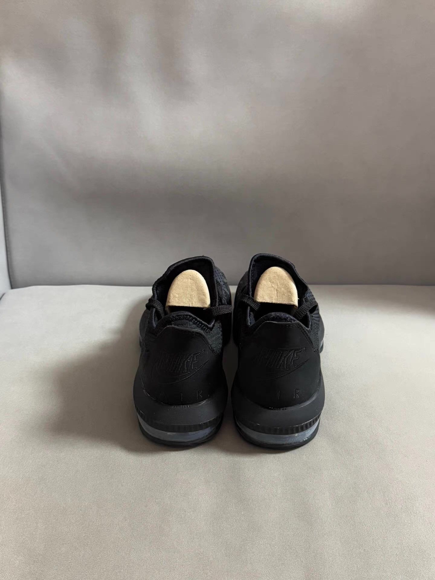 Nike Nike Lebron 16 Low Triple Black shoes。 Ｑ20 Size US 8 / EU 41 - 4 Thumbnail