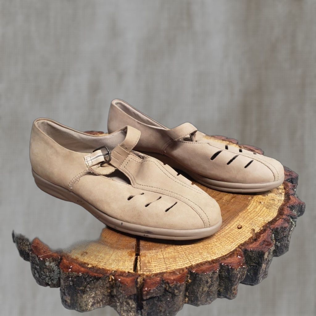 Vintage Easy Spirit Anti-Gravity Flats Women's Taupe Leather Suede Casual Size 8.5 M (Beige) Womens Shoes Size US 8.5 / IT 38.5 - 1 Thumbnail