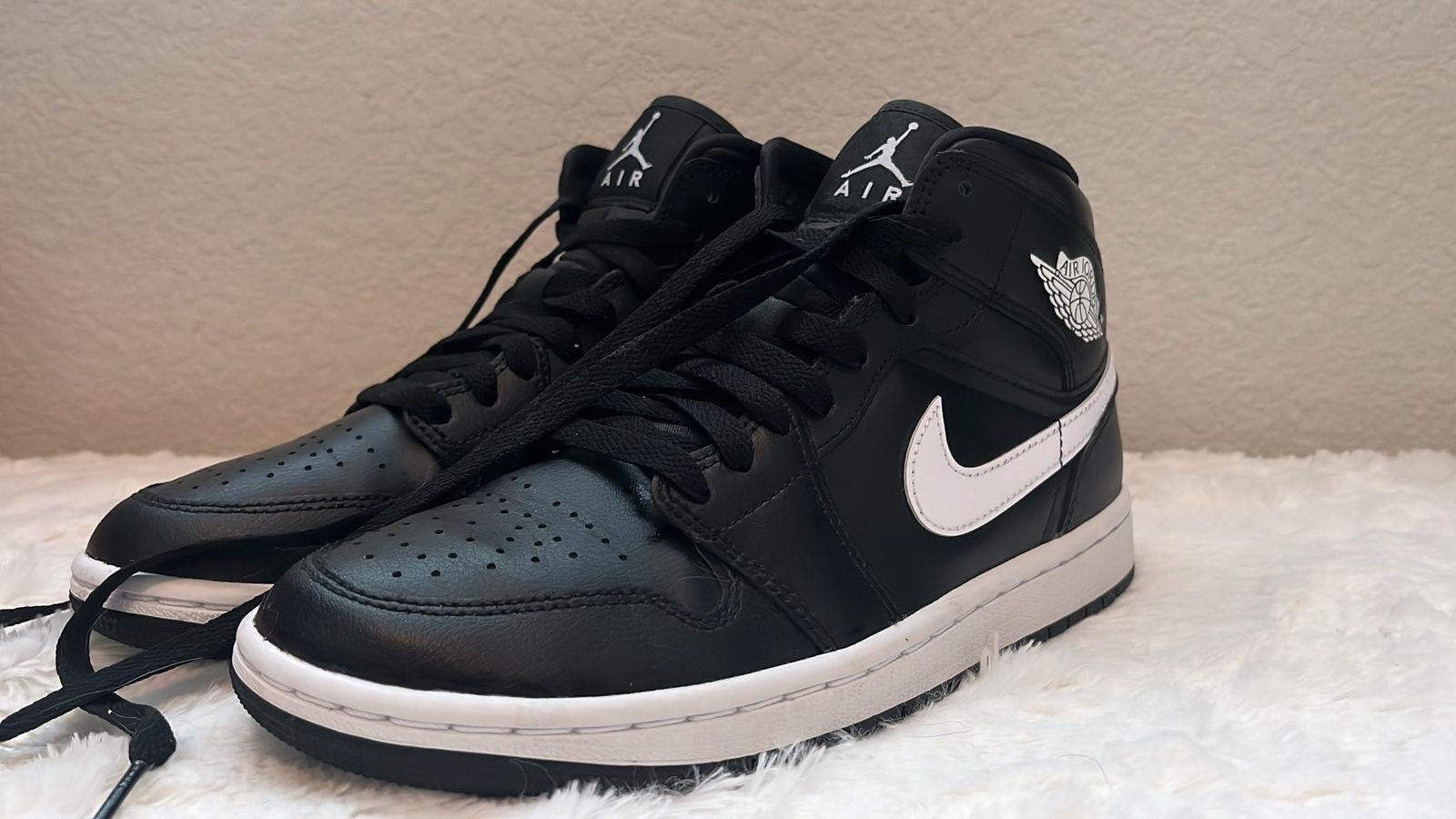 Jordan Brand JORDAN 1 MID BLACK WHITE Size US 7 / IT 37 - 2 Thumbnail