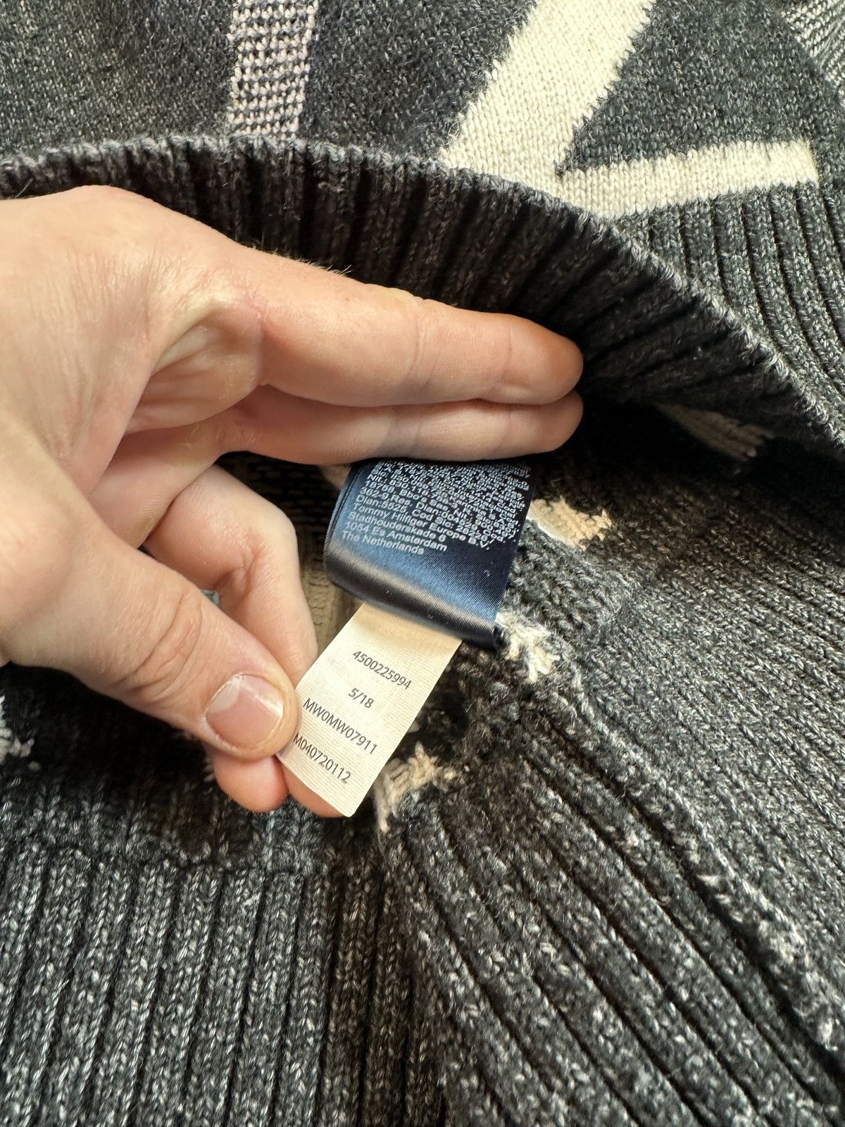 Tommy Hilfiger Y2K Tommy Hilfiger Logo Sweater Avant Garde Style Rare L USA Size US L / EU 52-54 / 3 - 6 Thumbnail
