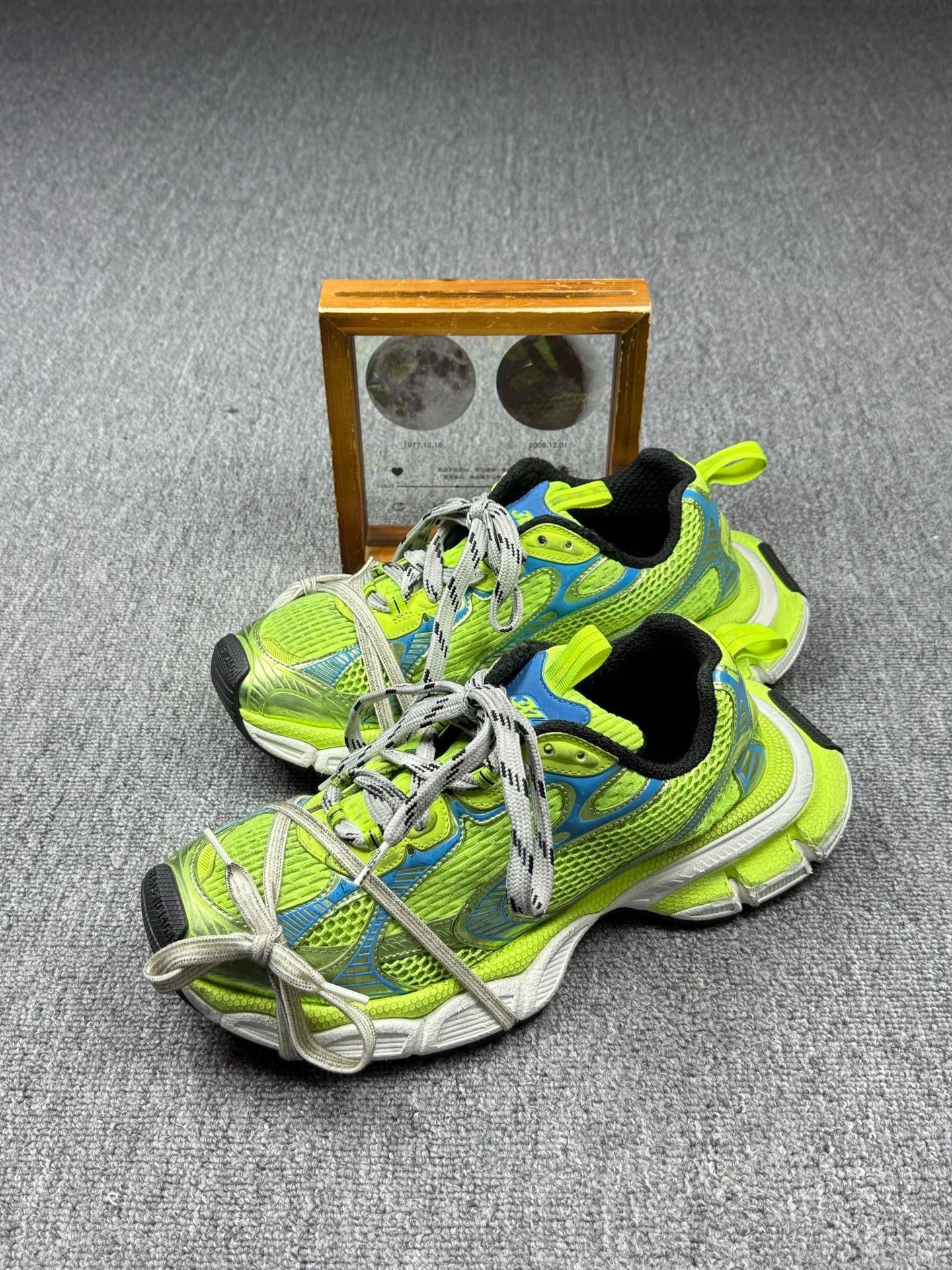 Balenciaga Balenciaga Glow Green Lowtop Sneakers 9 Men Size US 9 / EU 42 - 1 Thumbnail